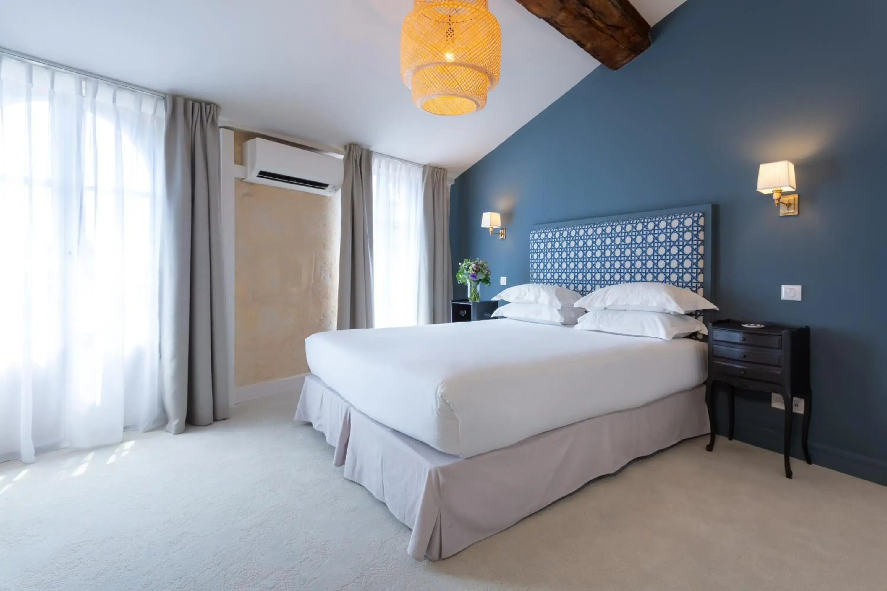 Bedroom, Bed in Hôtel Le Relais de Poste Arles Centre Historique Bedroom, Bed in Hôtel Le Relais de Poste Arles Centre Historique