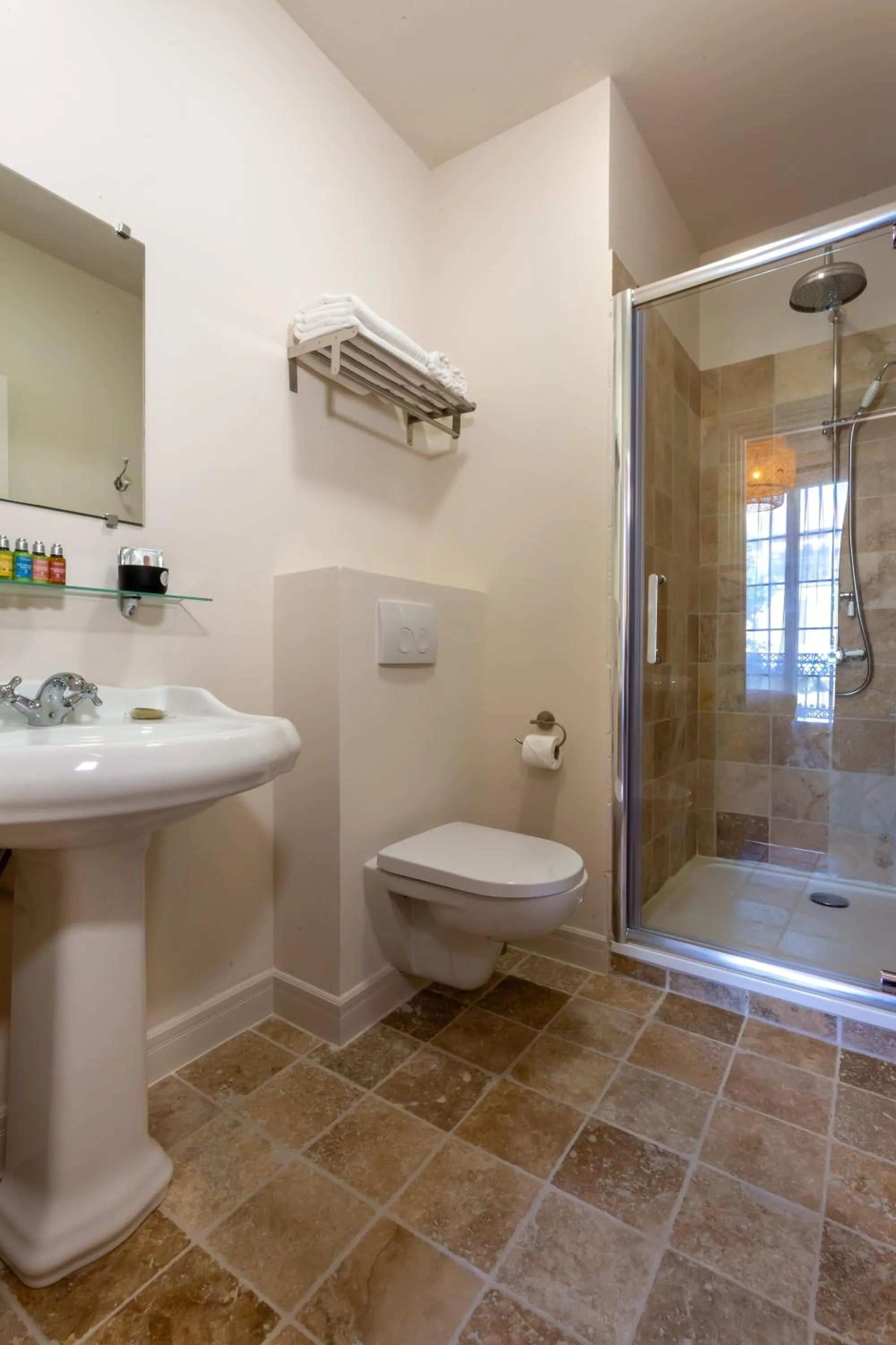 Toilet in Hôtel Le Relais de Poste Arles Centre Historique