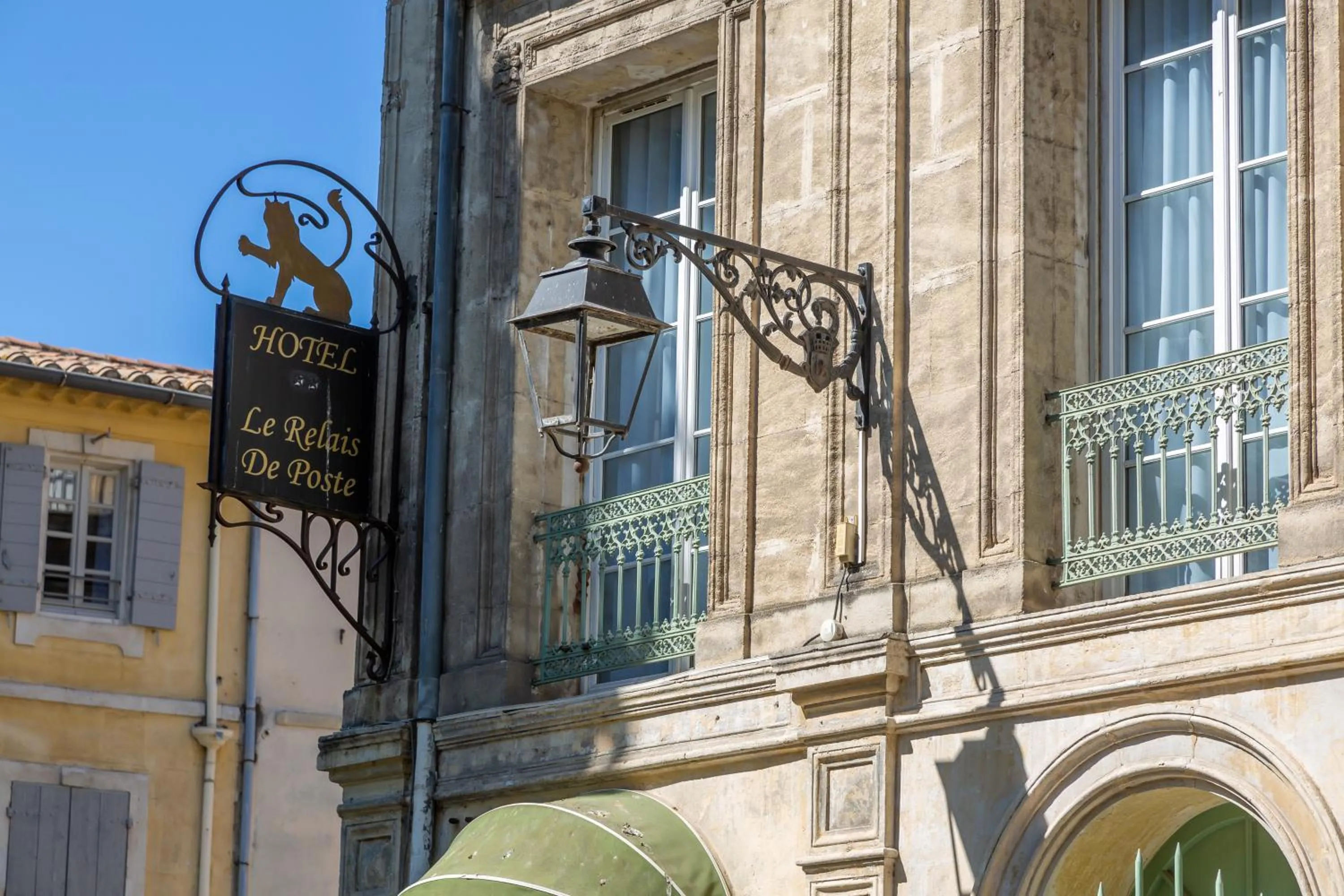 Property building in Hôtel Le Relais de Poste Arles Centre Historique