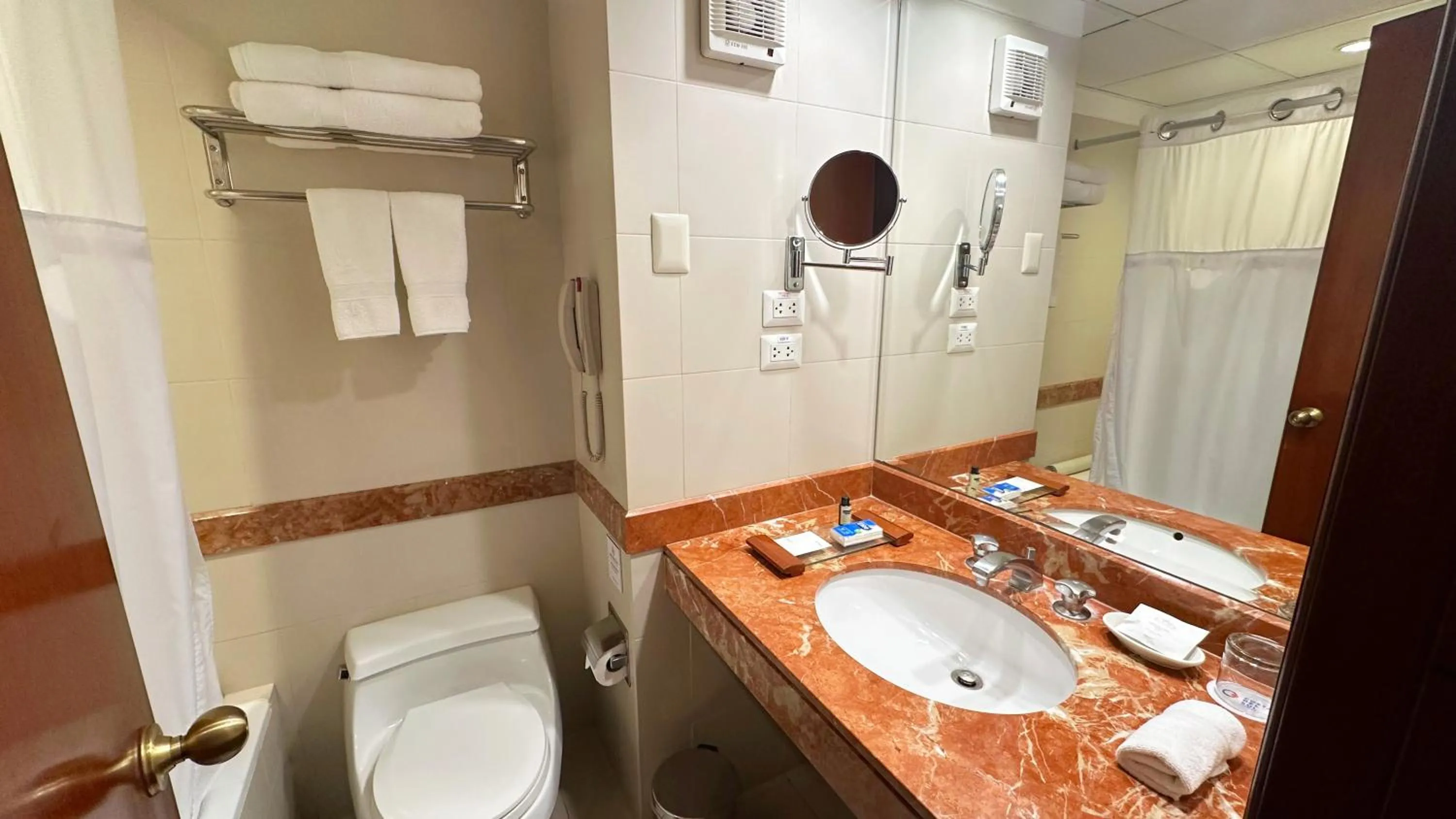 Bathroom in Costa del Sol Trujillo Centro