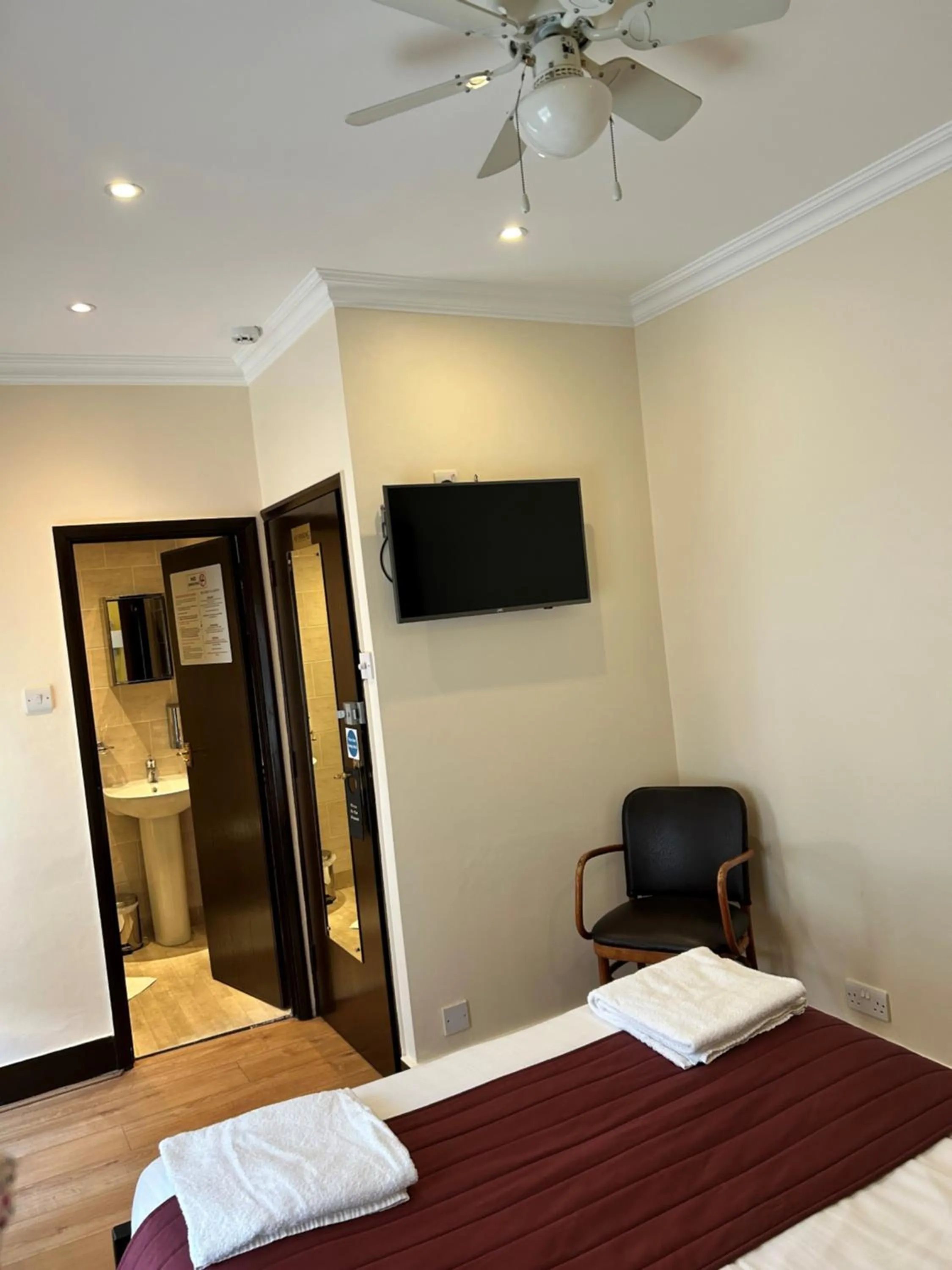 Bathroom, Bed in La Gaffe - Bed and Breakfast