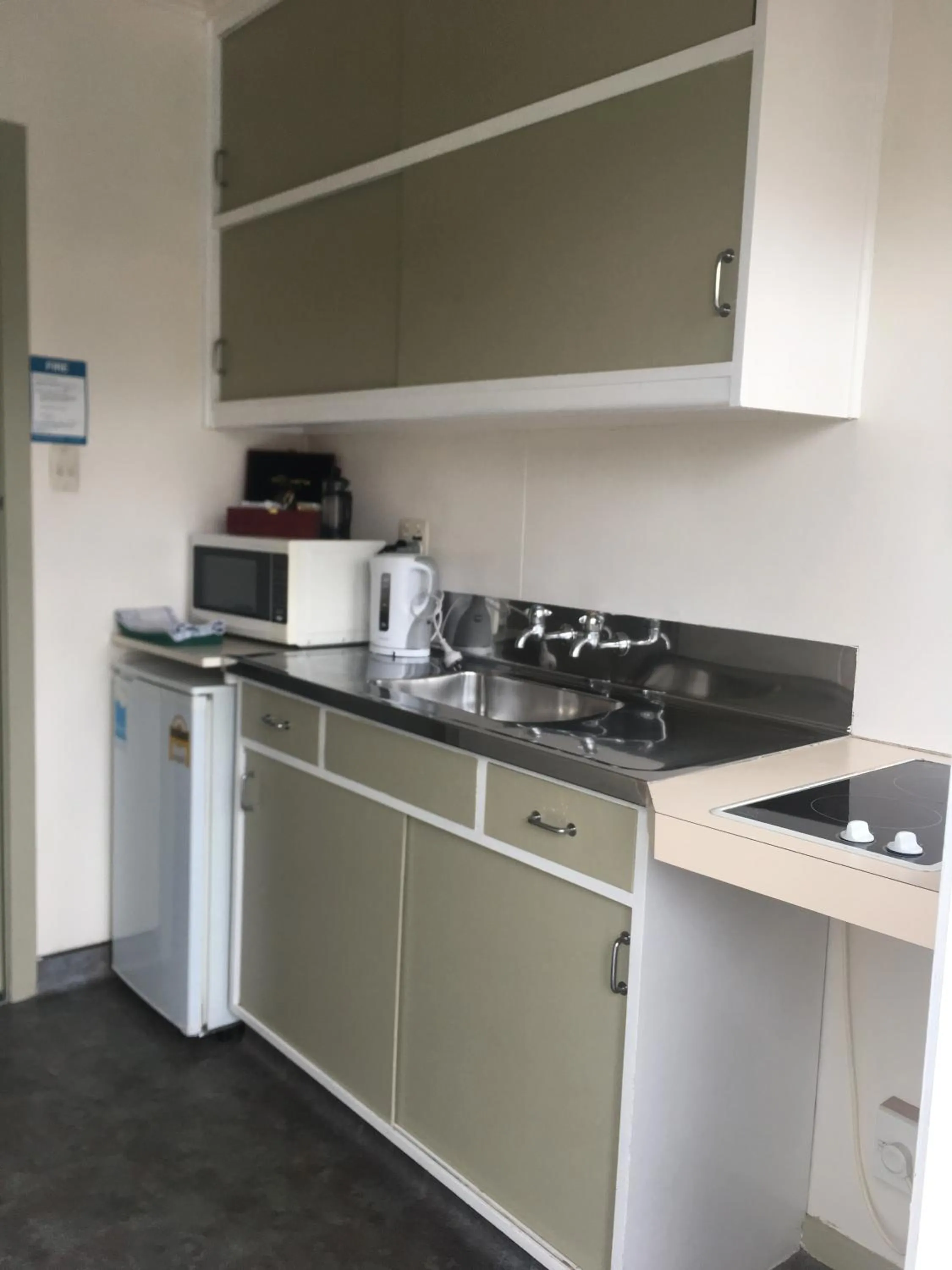 Kitchen or kitchenette in 252 Beachside Motels & Holiday Park