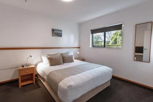 Bedroom, Bed in Palms Motel