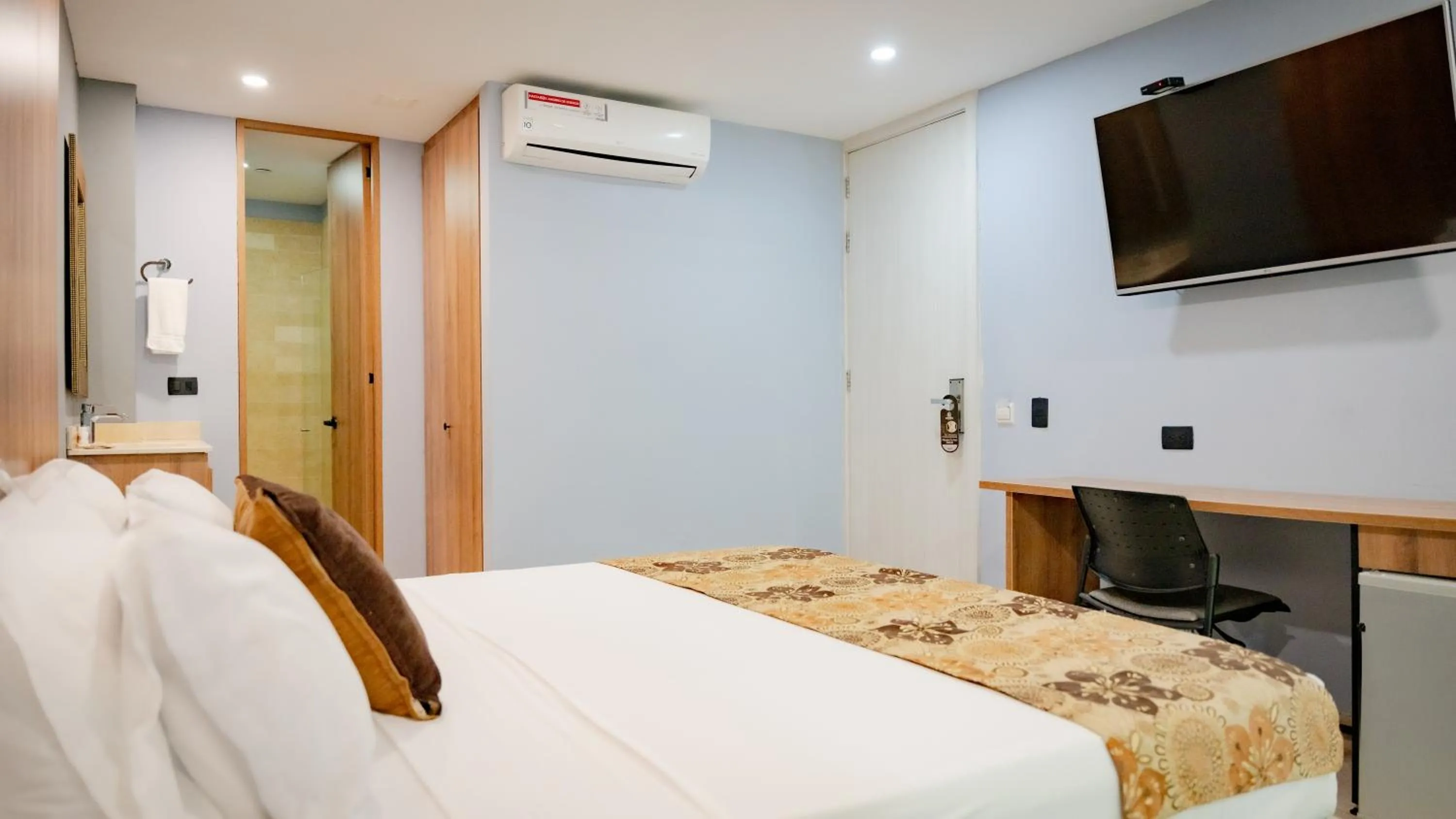 Photo of the whole room, Bed in Hotel Madeiro