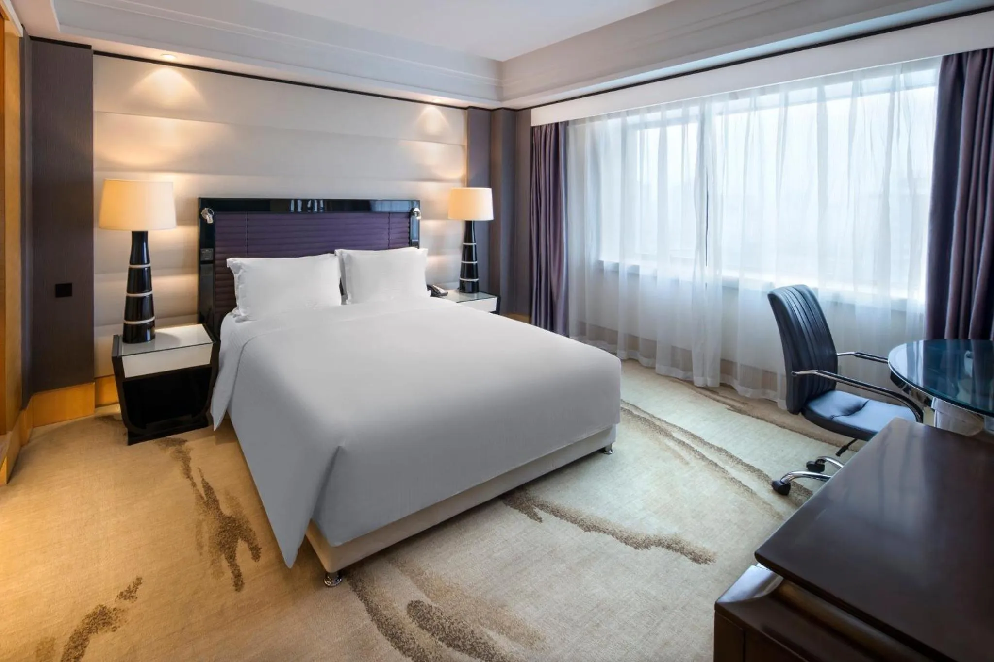 Photo of the whole room, Bed in Crowne Plaza Chengdu City Center by IHG