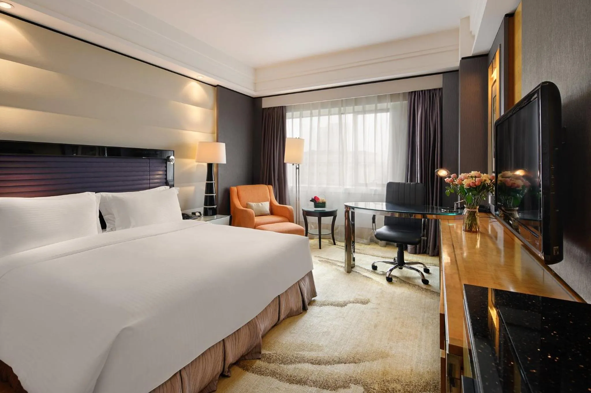 Photo of the whole room, Bed in Crowne Plaza Chengdu City Center by IHG