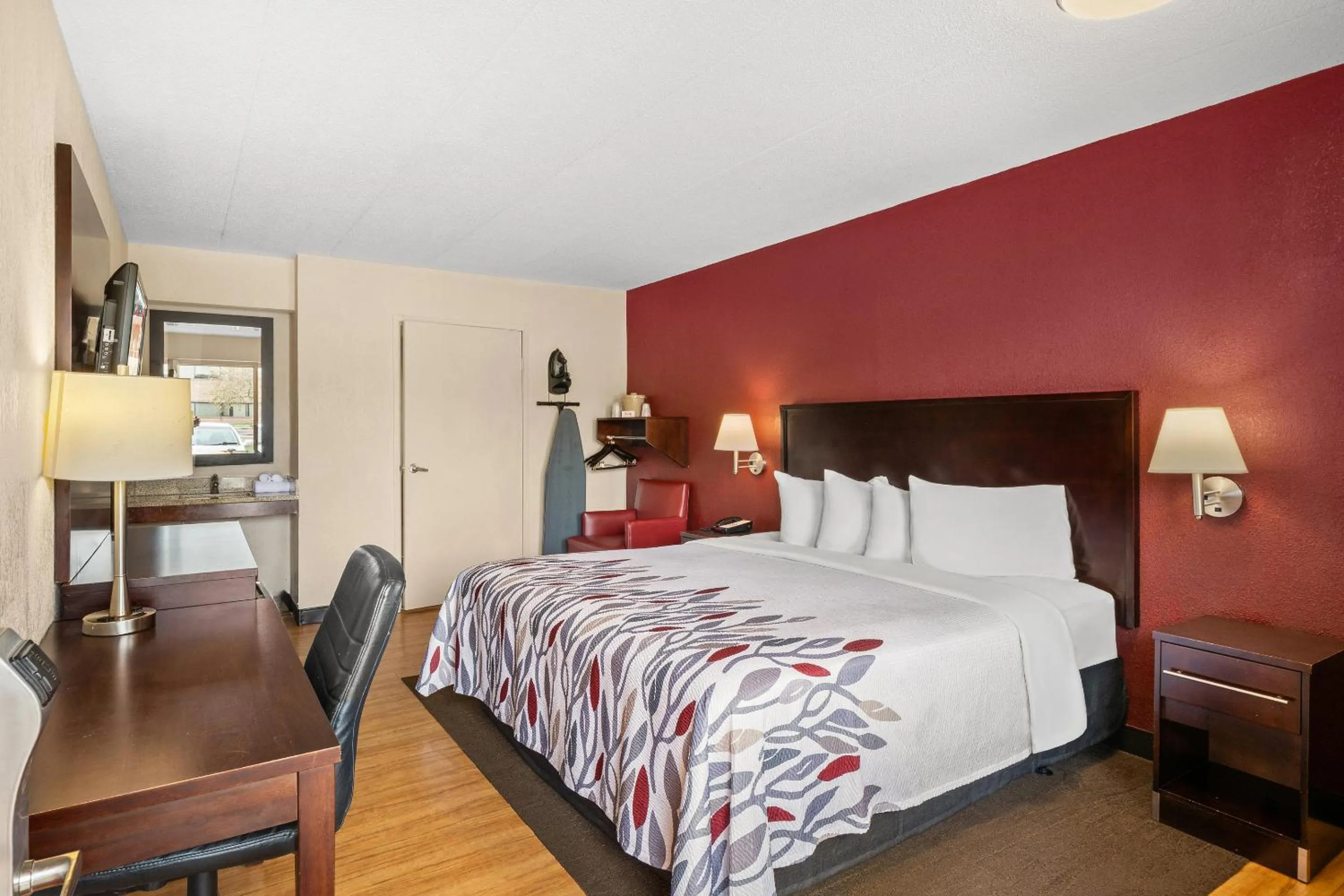 Photo of the whole room, Bed in Red Roof Inn Lansing East - MSU