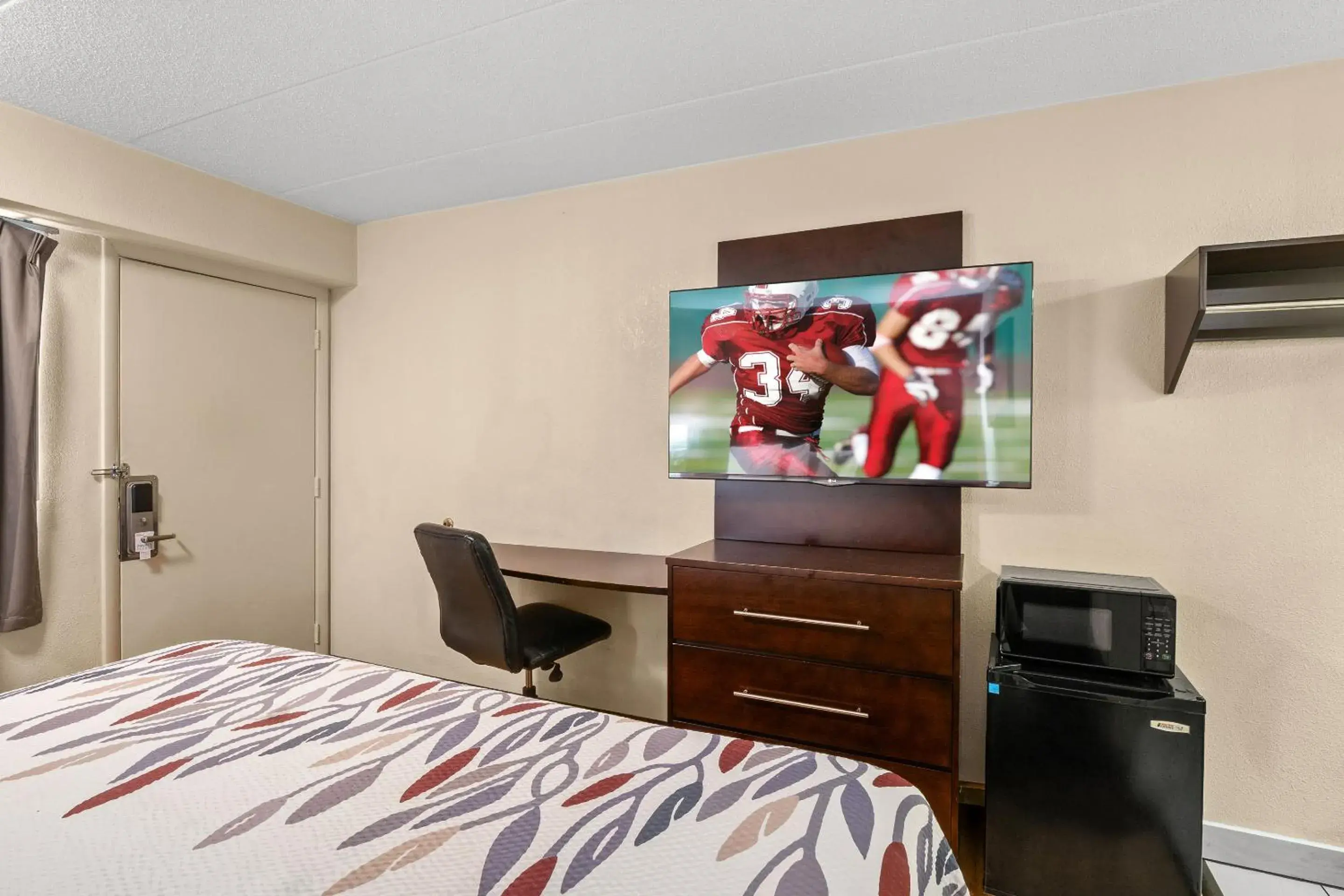 Photo of the whole room, Bed in Red Roof Inn Lansing East - MSU Photo of the whole room, Bed in Red Roof Inn Lansing East - MSU