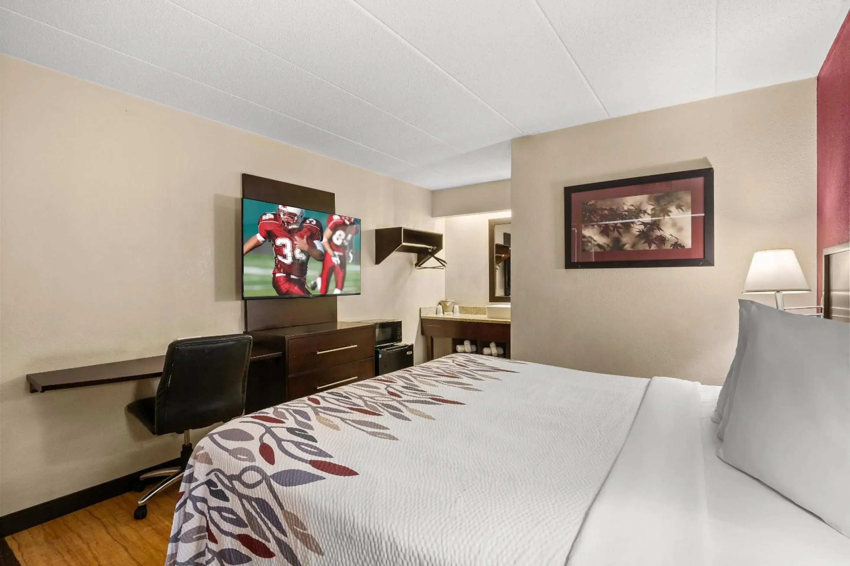 Photo of the whole room, Bed in Red Roof Inn Lansing East - MSU Photo of the whole room, Bed in Red Roof Inn Lansing East - MSU