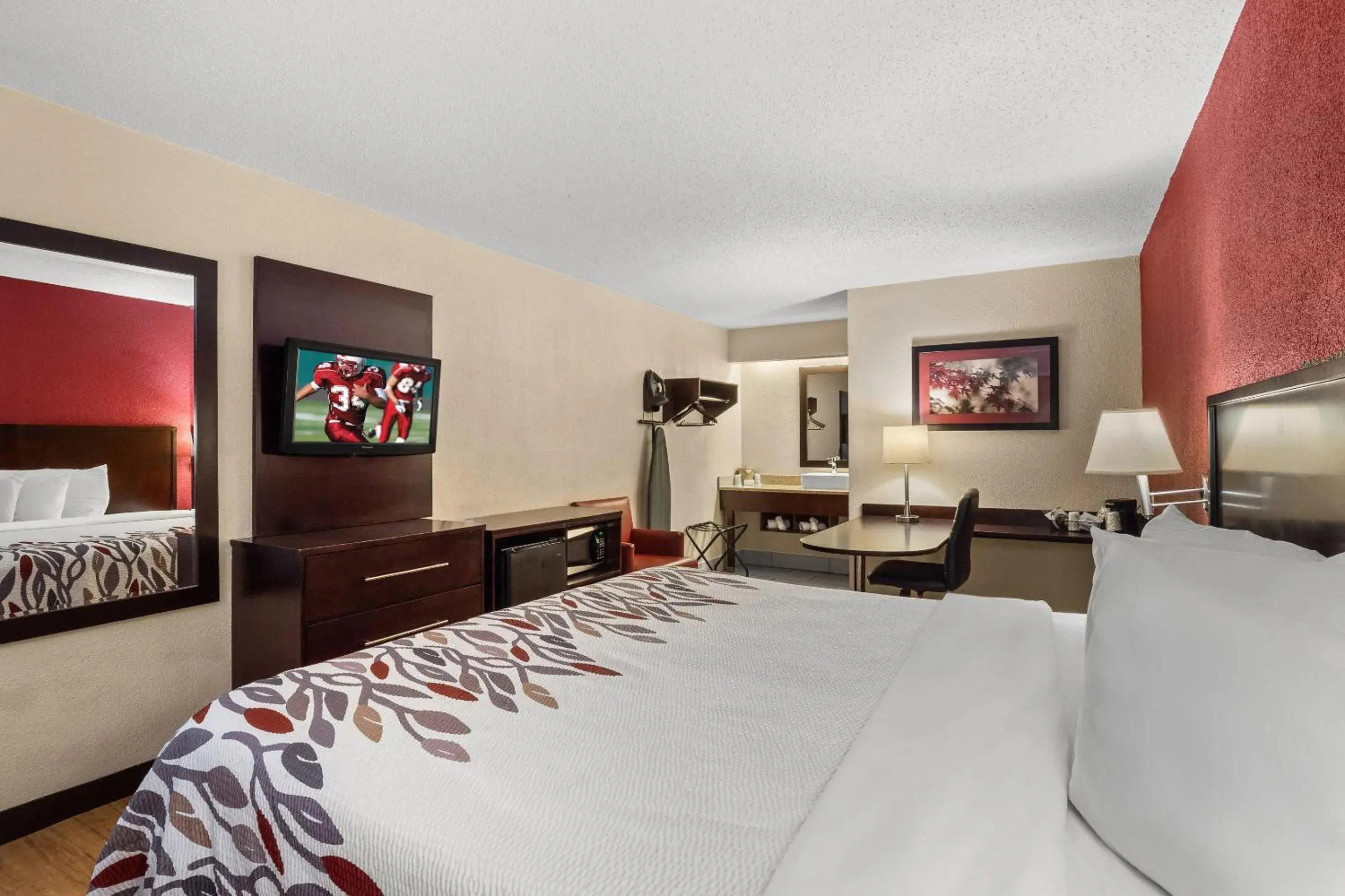 Bedroom, Bed in Red Roof Inn Lansing East - MSU Bedroom, Bed in Red Roof Inn Lansing East - MSU