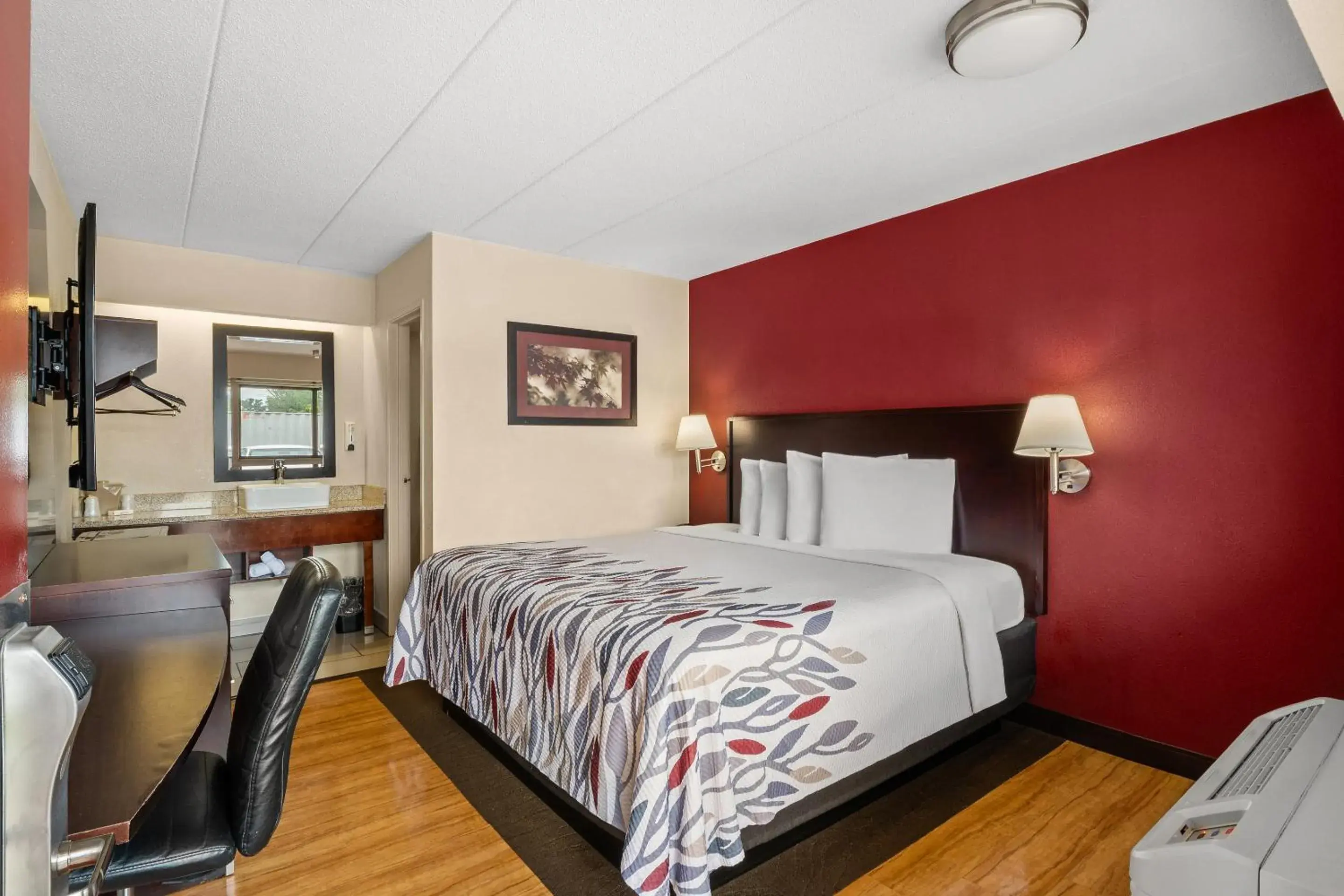 Photo of the whole room, Bed in Red Roof Inn Lansing East - MSU Photo of the whole room, Bed in Red Roof Inn Lansing East - MSU