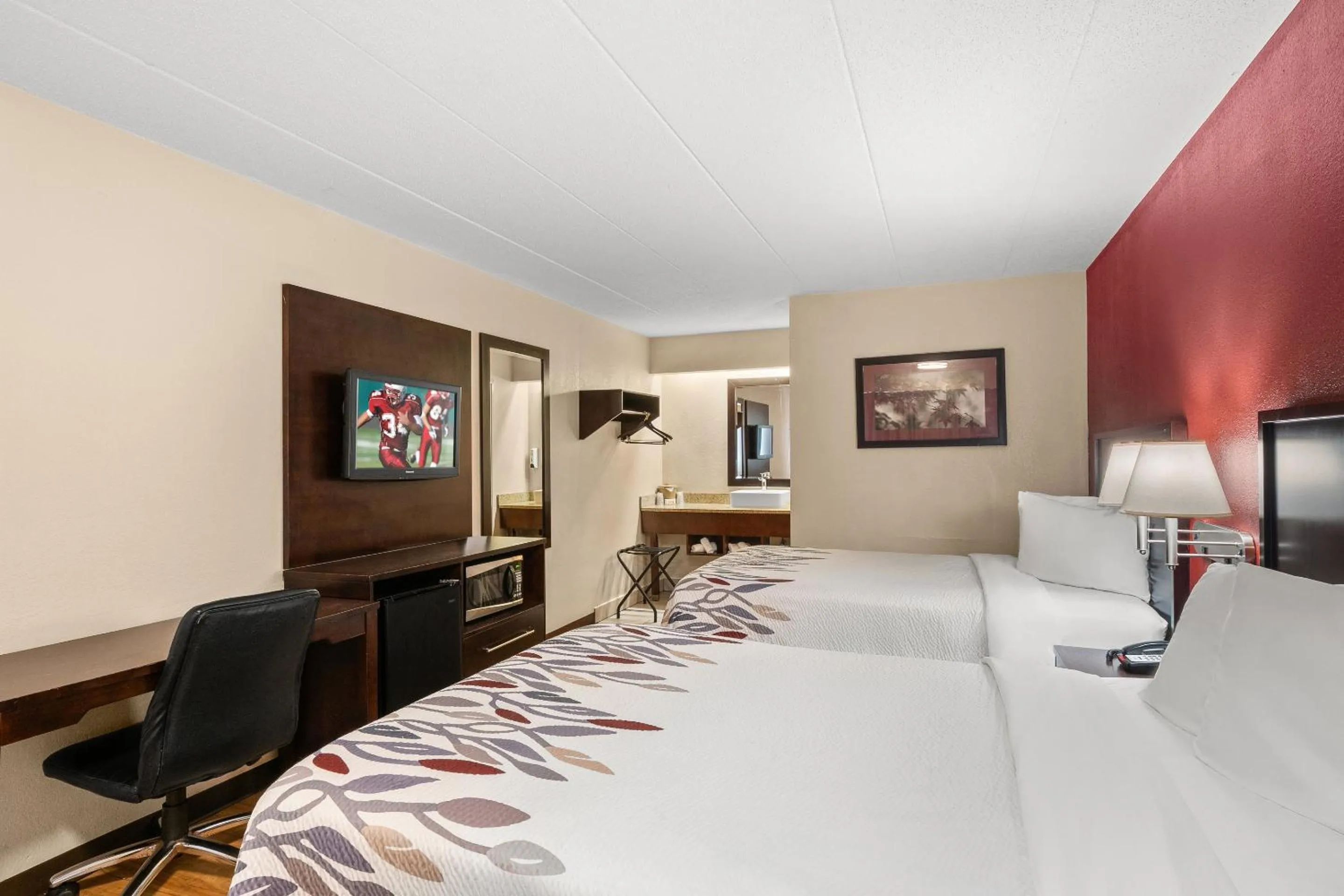 Photo of the whole room, Bed in Red Roof Inn Lansing East - MSU