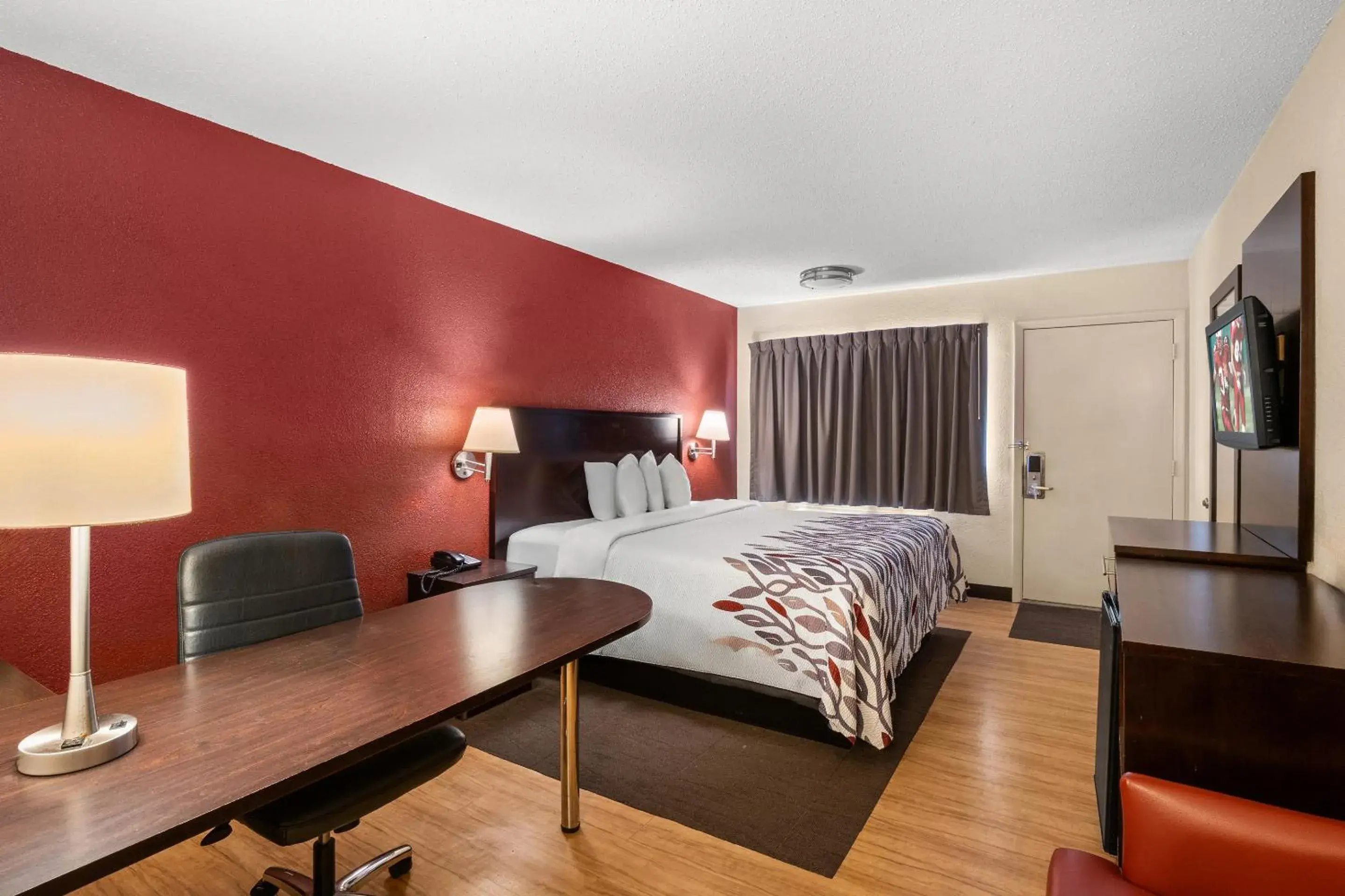 Bedroom, Bed in Red Roof Inn Lansing East - MSU Bedroom, Bed in Red Roof Inn Lansing East - MSU