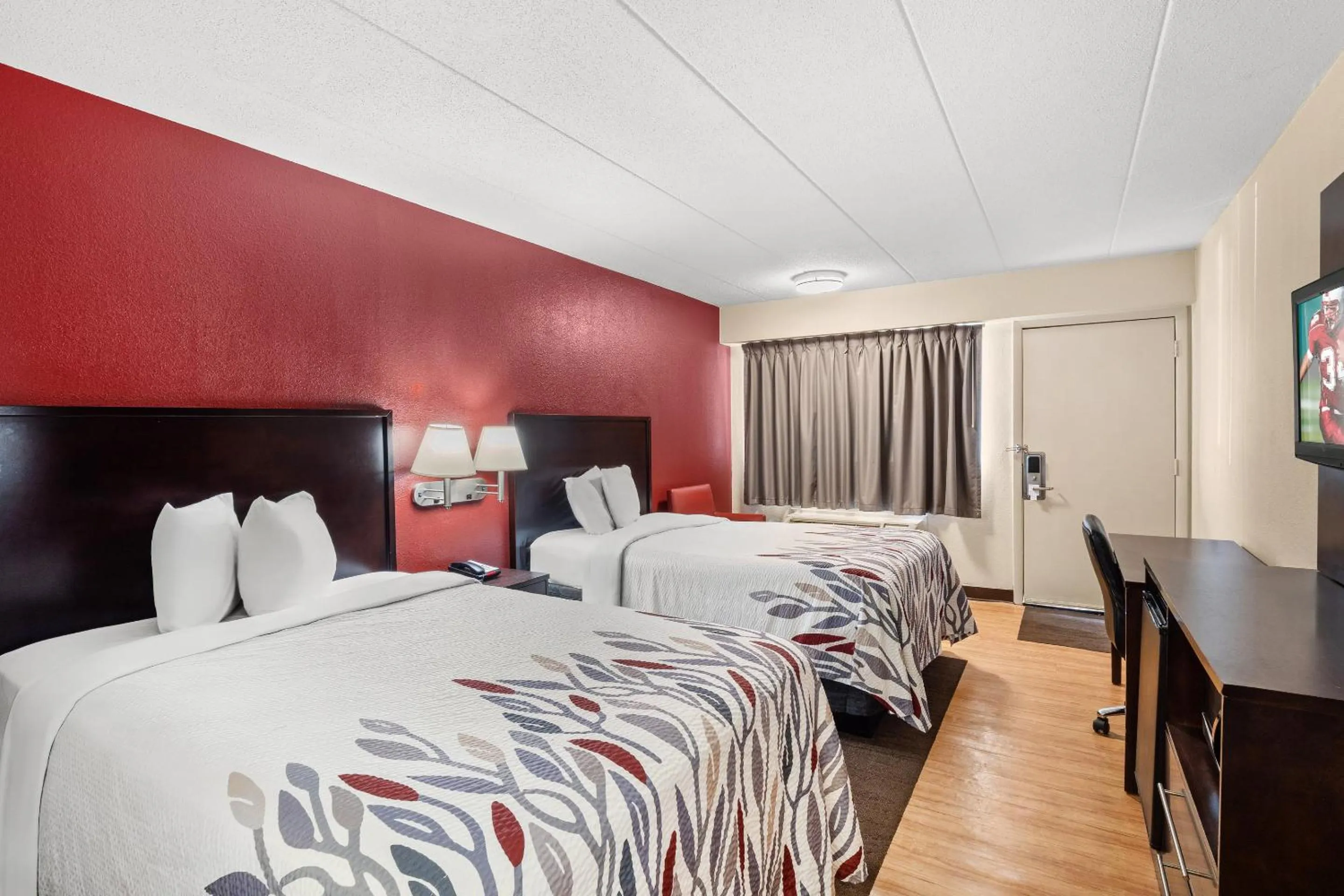 Photo of the whole room, Bed in Red Roof Inn Lansing East - MSU