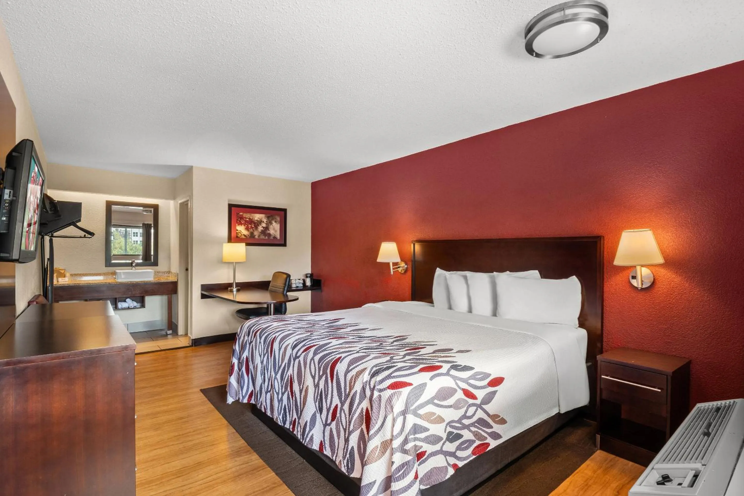 Bedroom, Bed in Red Roof Inn Lansing East - MSU