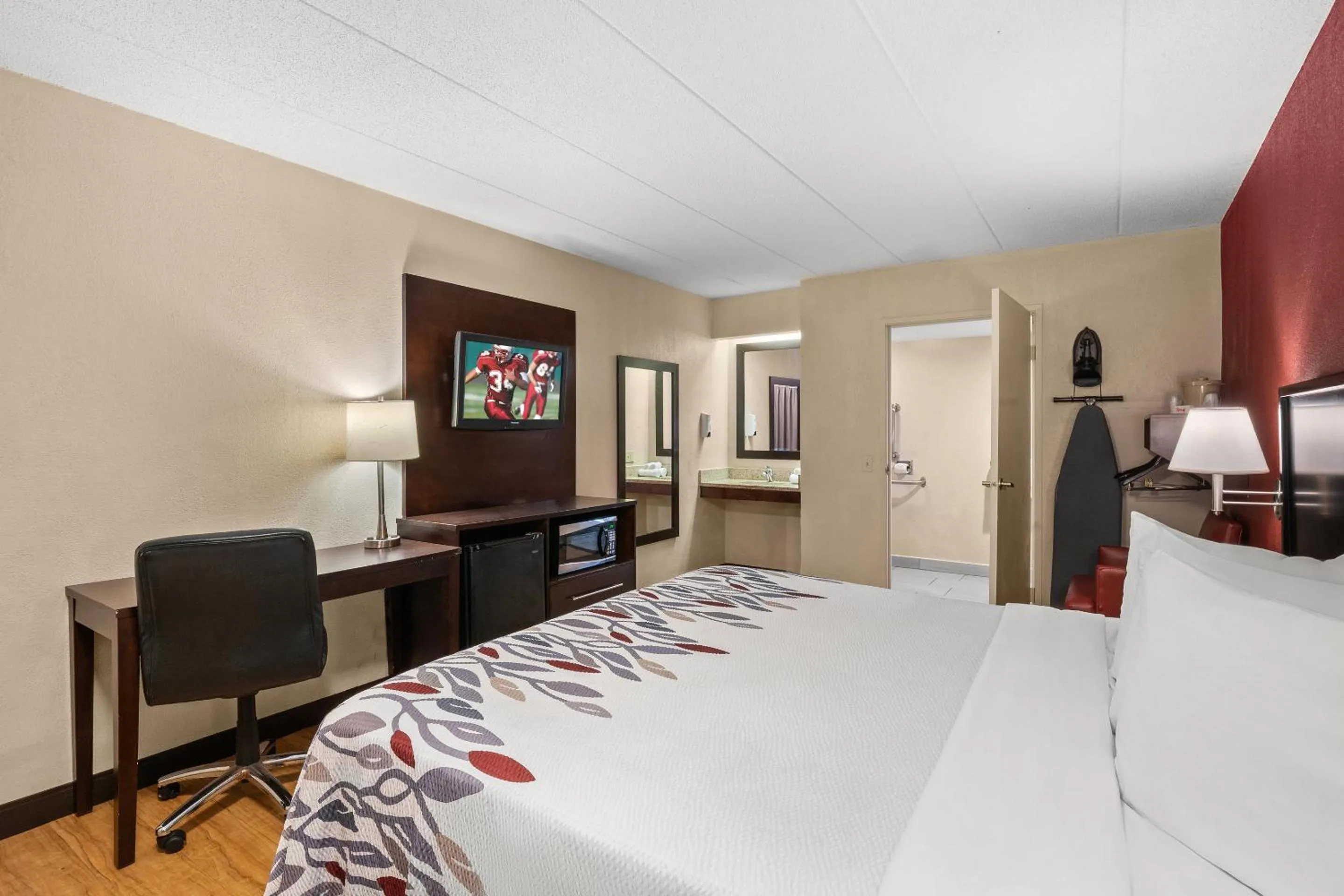 Photo of the whole room, Bed in Red Roof Inn Lansing East - MSU