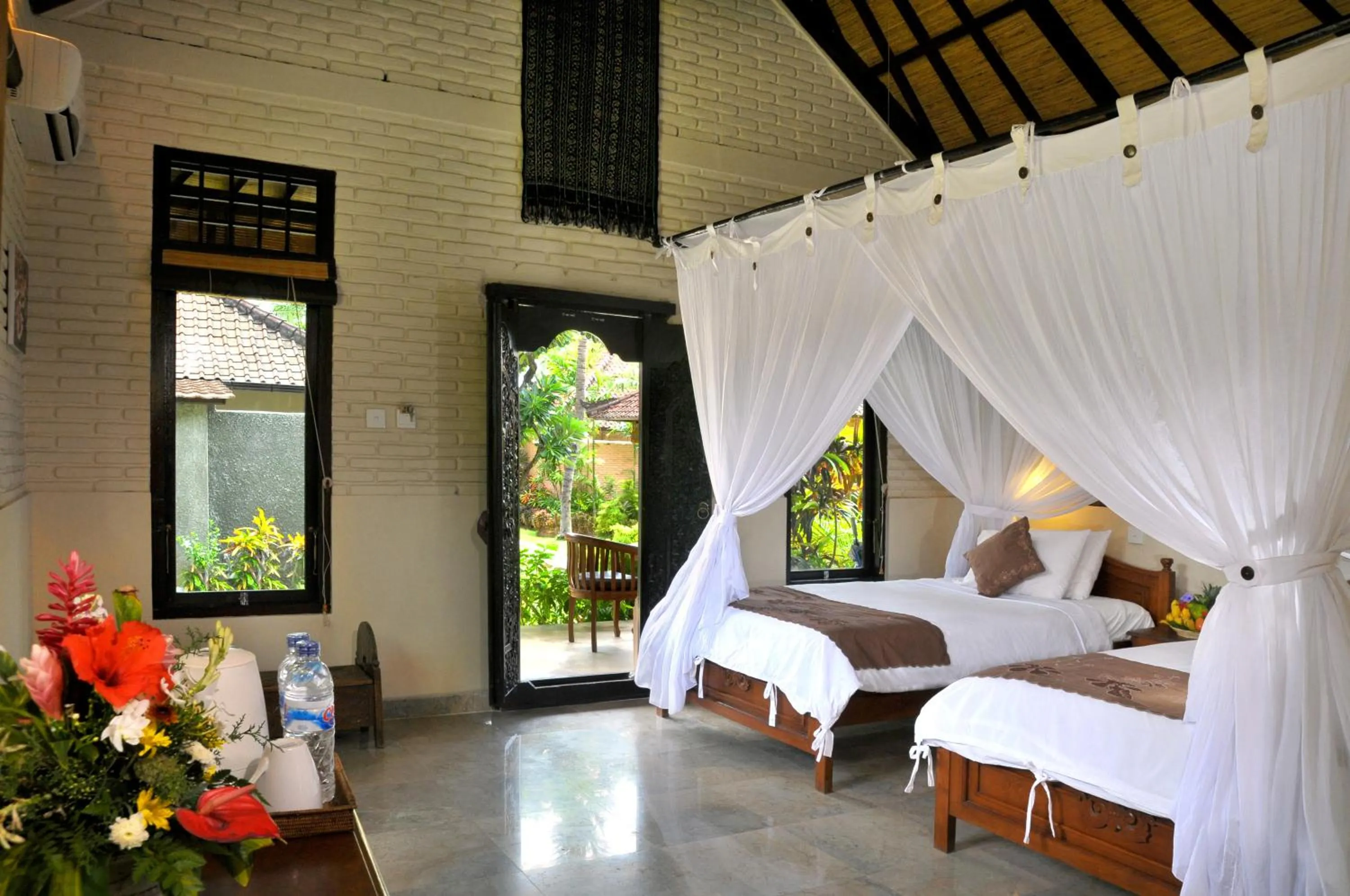 Photo of the whole room, Bed in Hidden Paradise Cottages