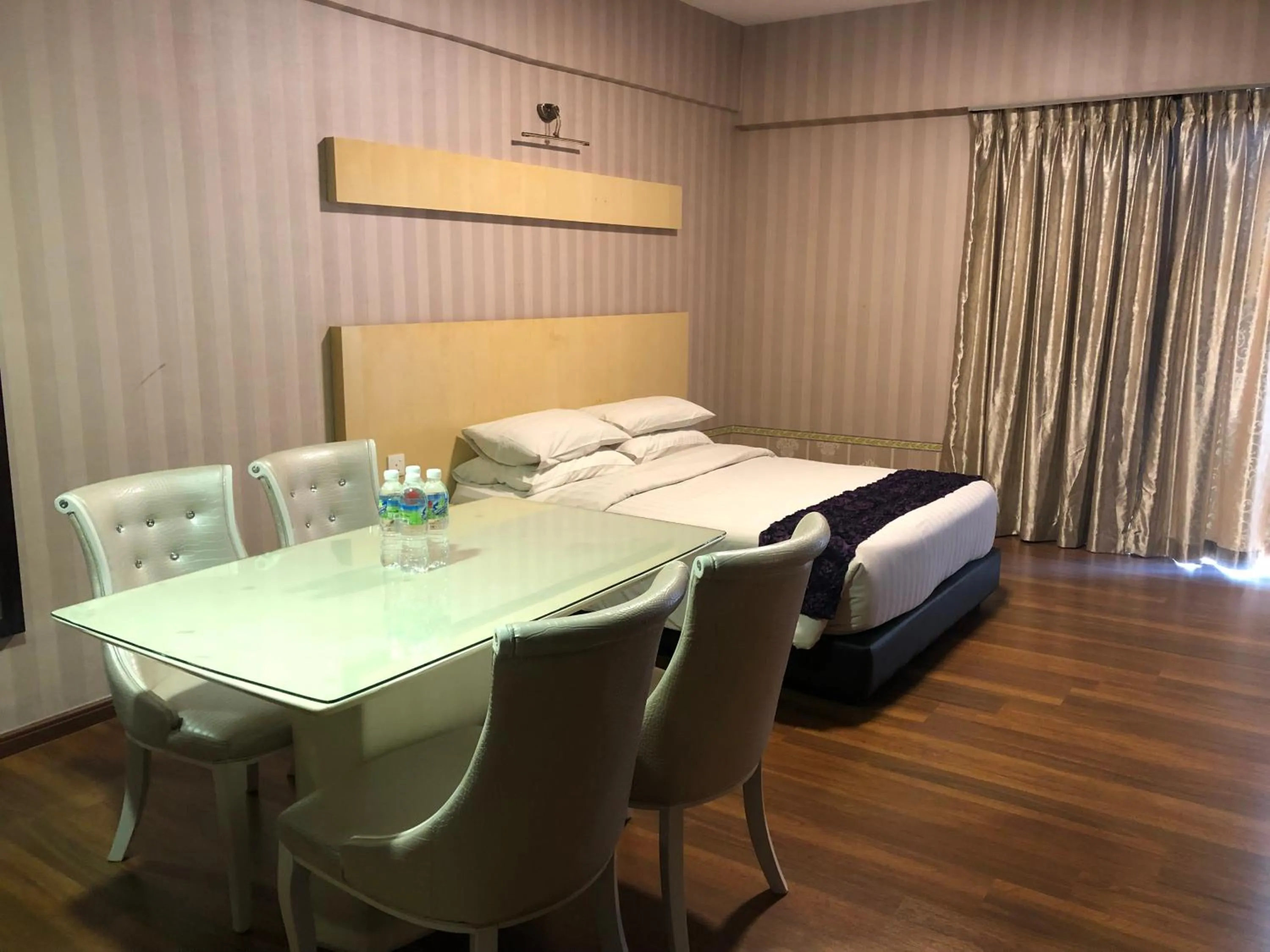 Bedroom, Bed in Pariss Hotel