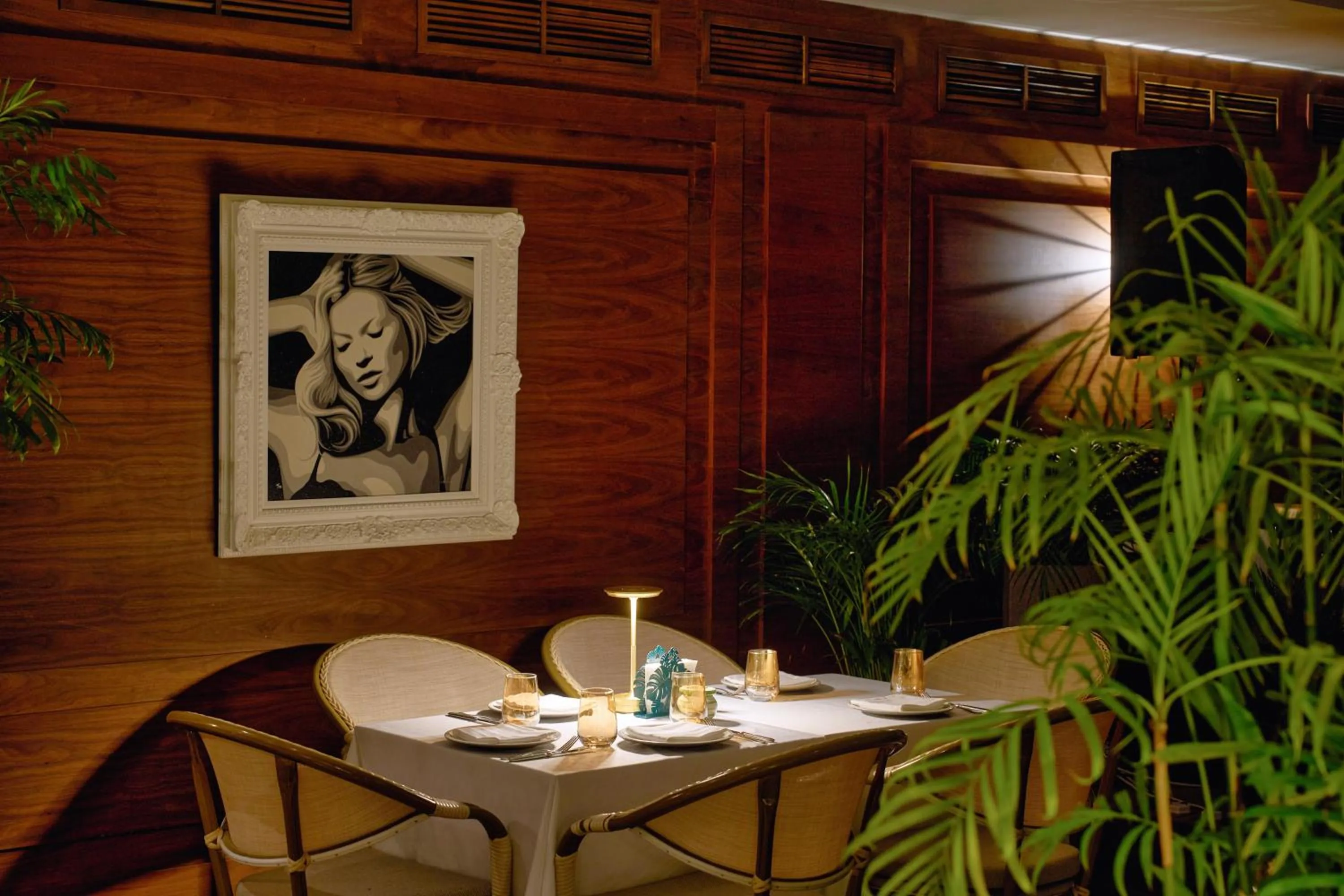 Restaurant/places to eat in Palmyard Hotel