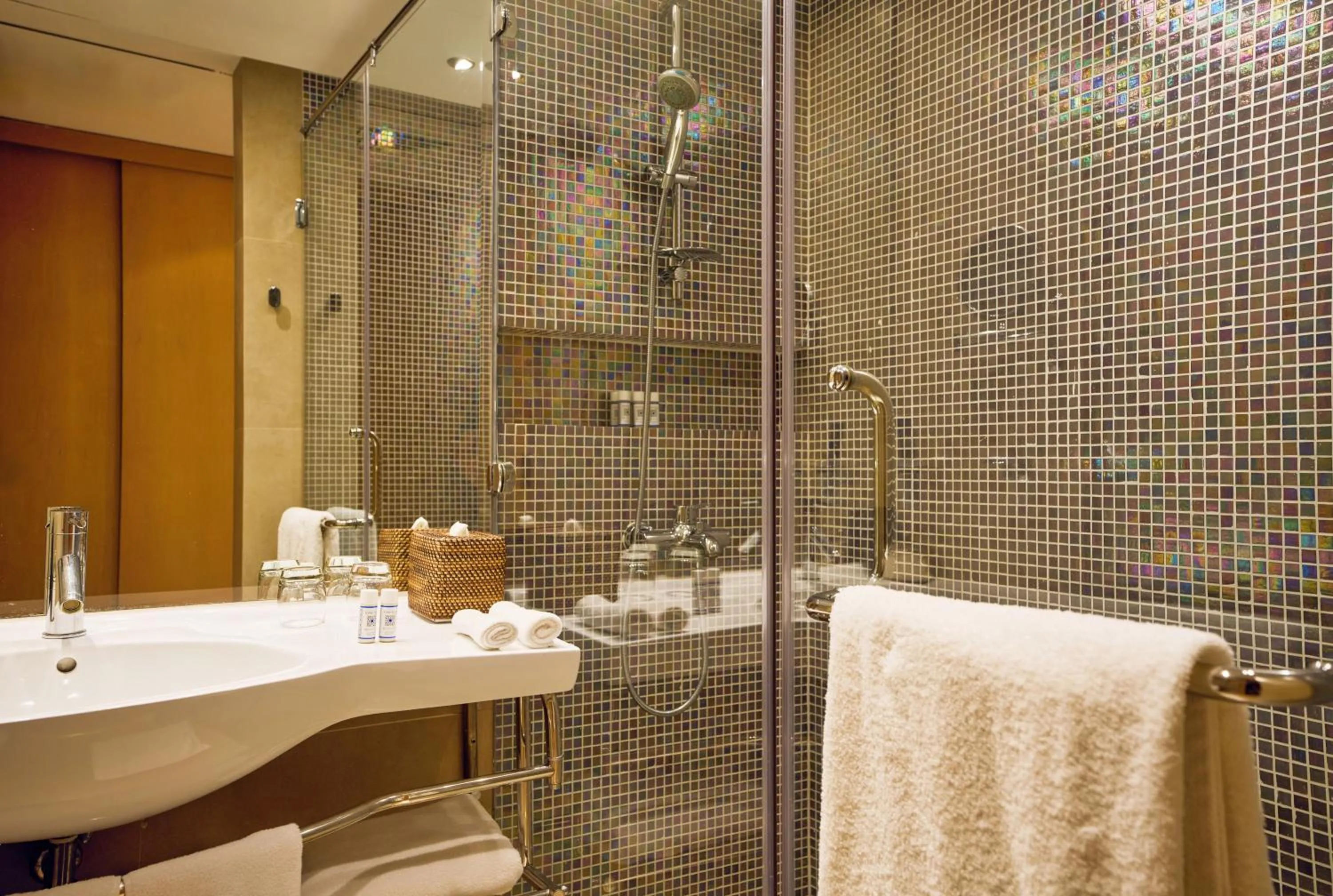 Shower in Palmyard Hotel