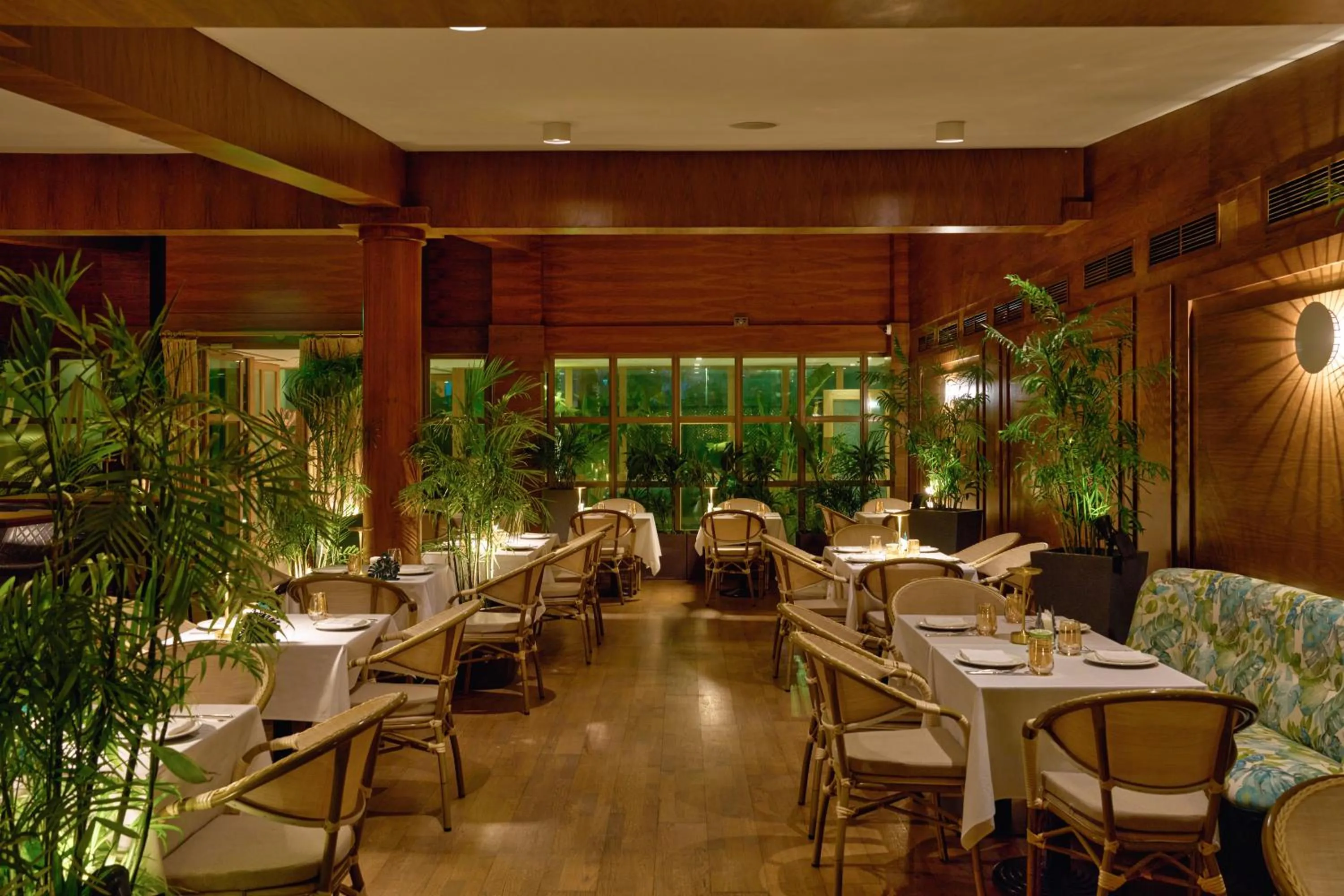 Restaurant/places to eat in Palmyard Hotel