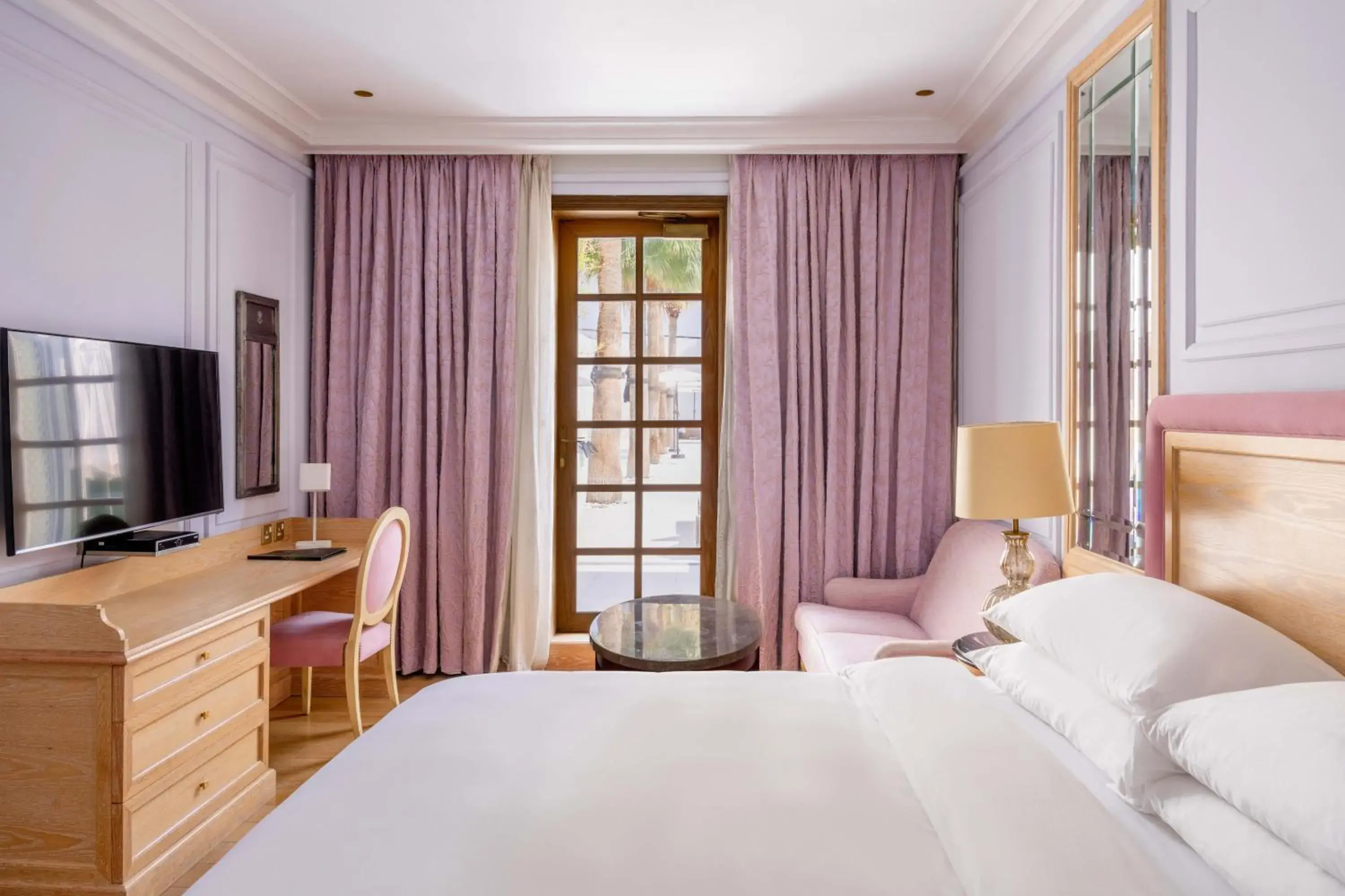 Communal lounge/ TV room, Bed in Palmyard Hotel Communal lounge/ TV room, Bed in Palmyard Hotel