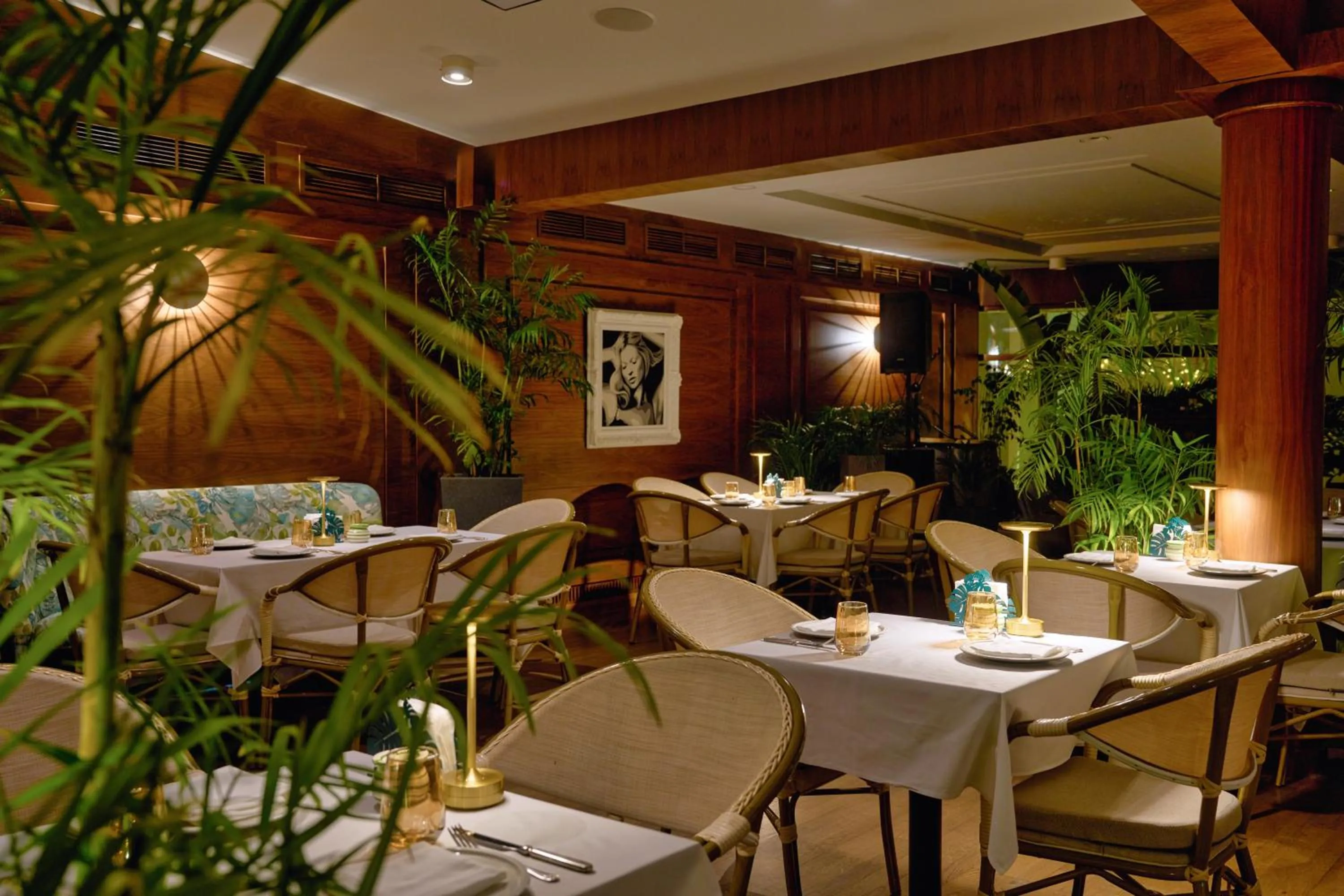 Restaurant/places to eat in Palmyard Hotel