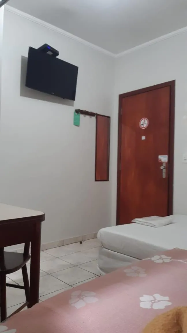 TV and multimedia, Bed in Apeninos Suites Basicas