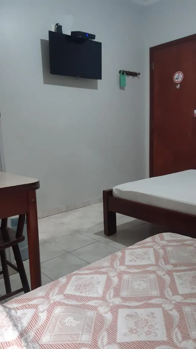 TV and multimedia, Bed in Apeninos Suites Basicas