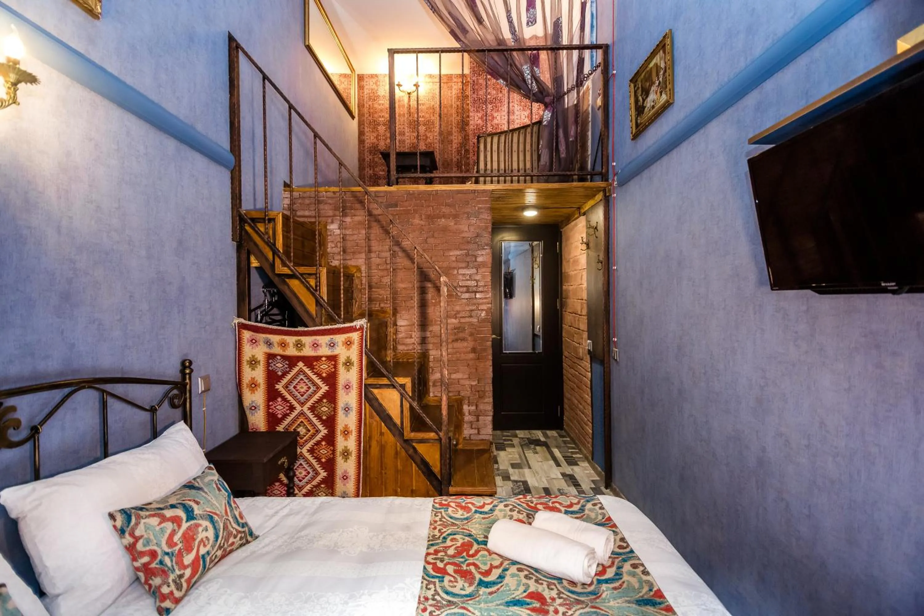 Photo of the whole room, Bed in Tiflis Inn Boutique Hotel