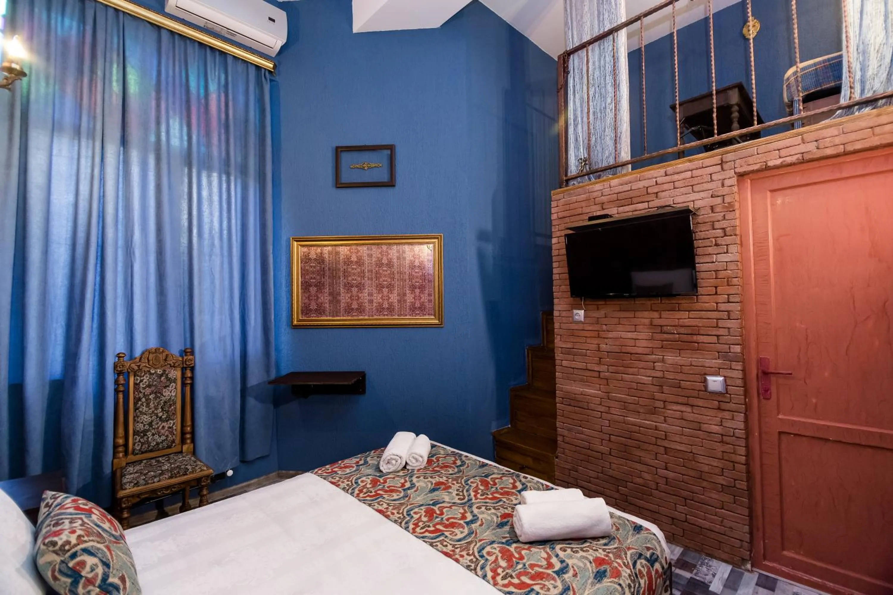Inner courtyard view, Bed in Tiflis Inn Boutique Hotel