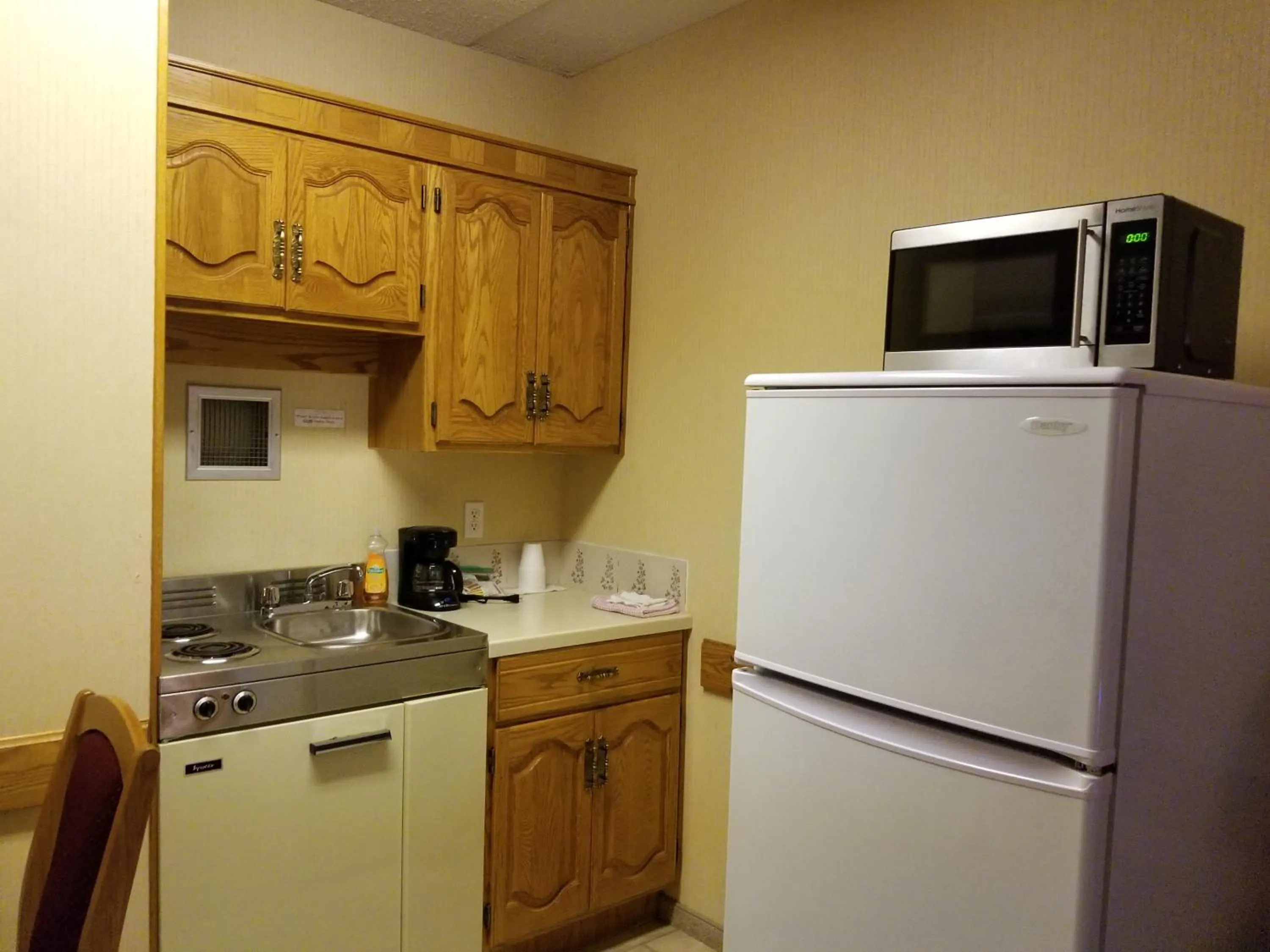 Kitchen or kitchenette in New Imperial Inn