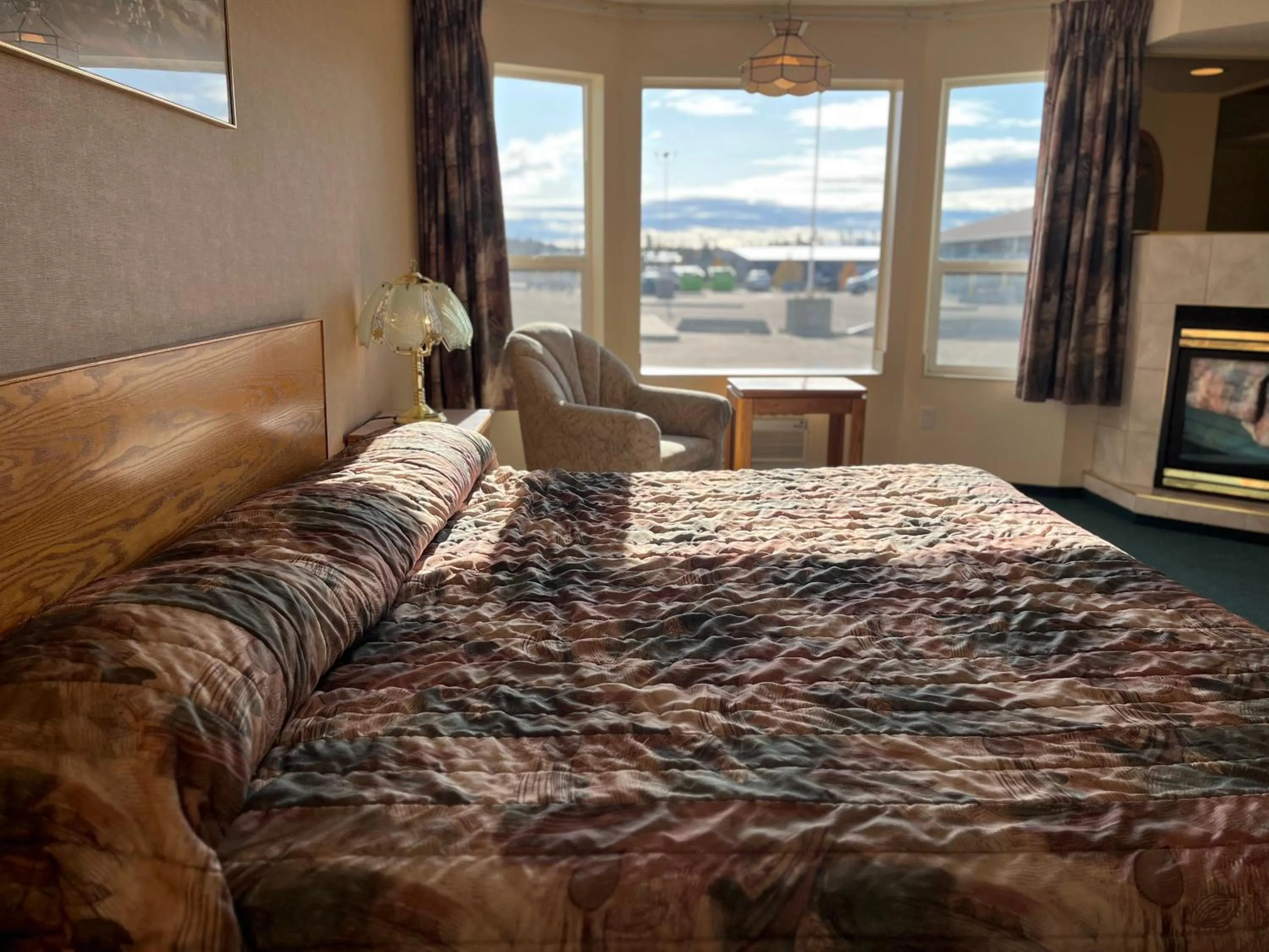 Deluxe King Suite in Western Budget Motel #3 Whitecourt