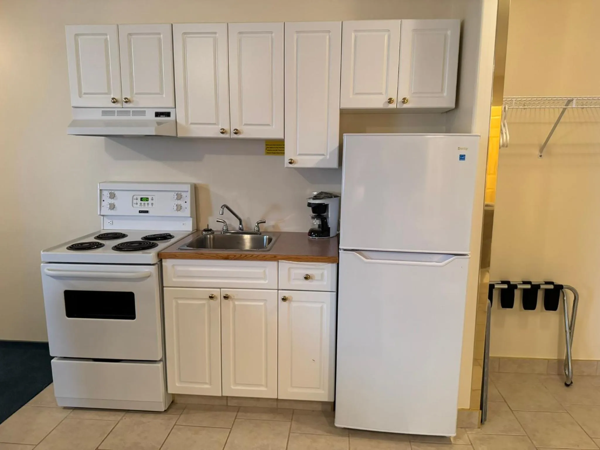 Kitchen or kitchenette in Western Budget Motel #3 Whitecourt