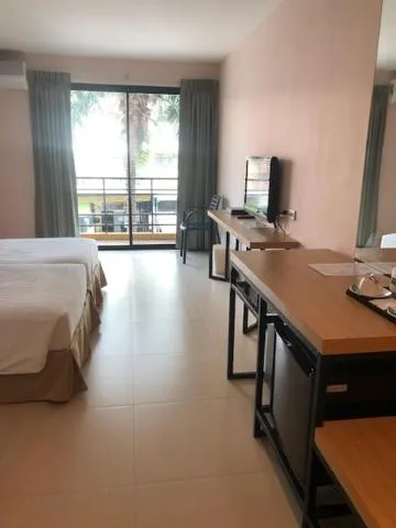 Seating area, Bed in Vogue Pattaya Hotel