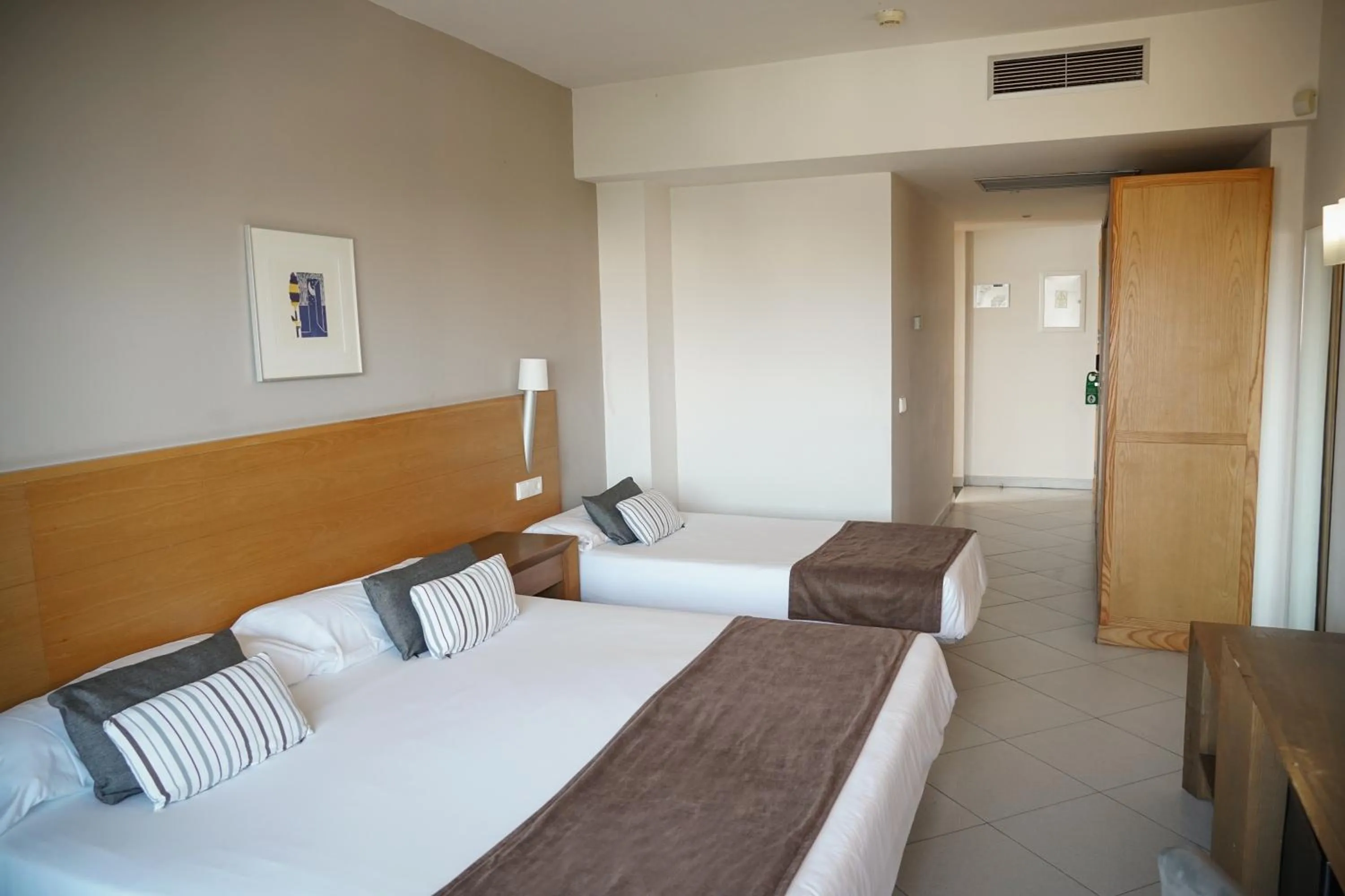 Photo of the whole room, Bed in Ohtels Campo De Gibraltar