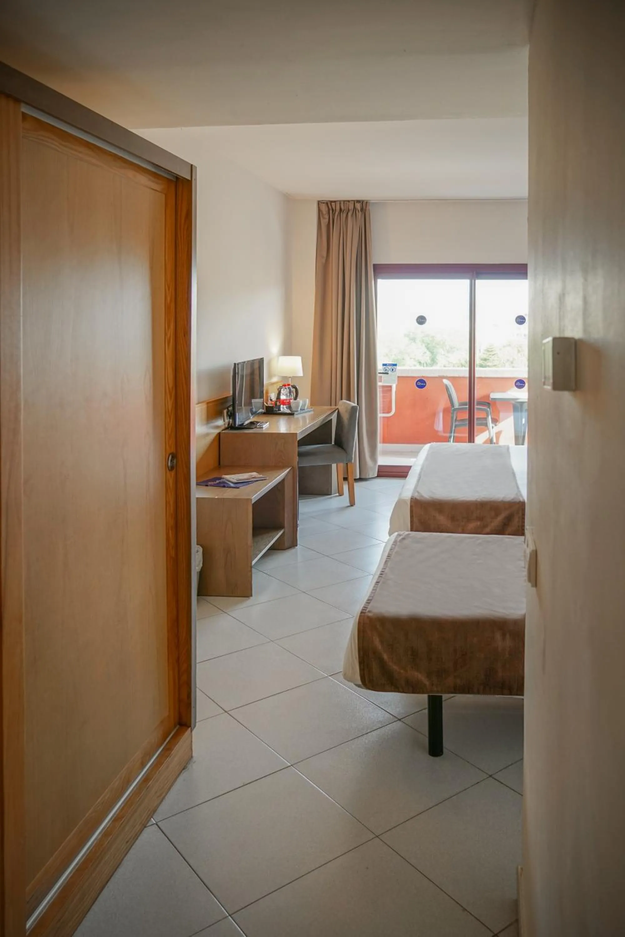 Photo of the whole room, Bed in Ohtels Campo De Gibraltar