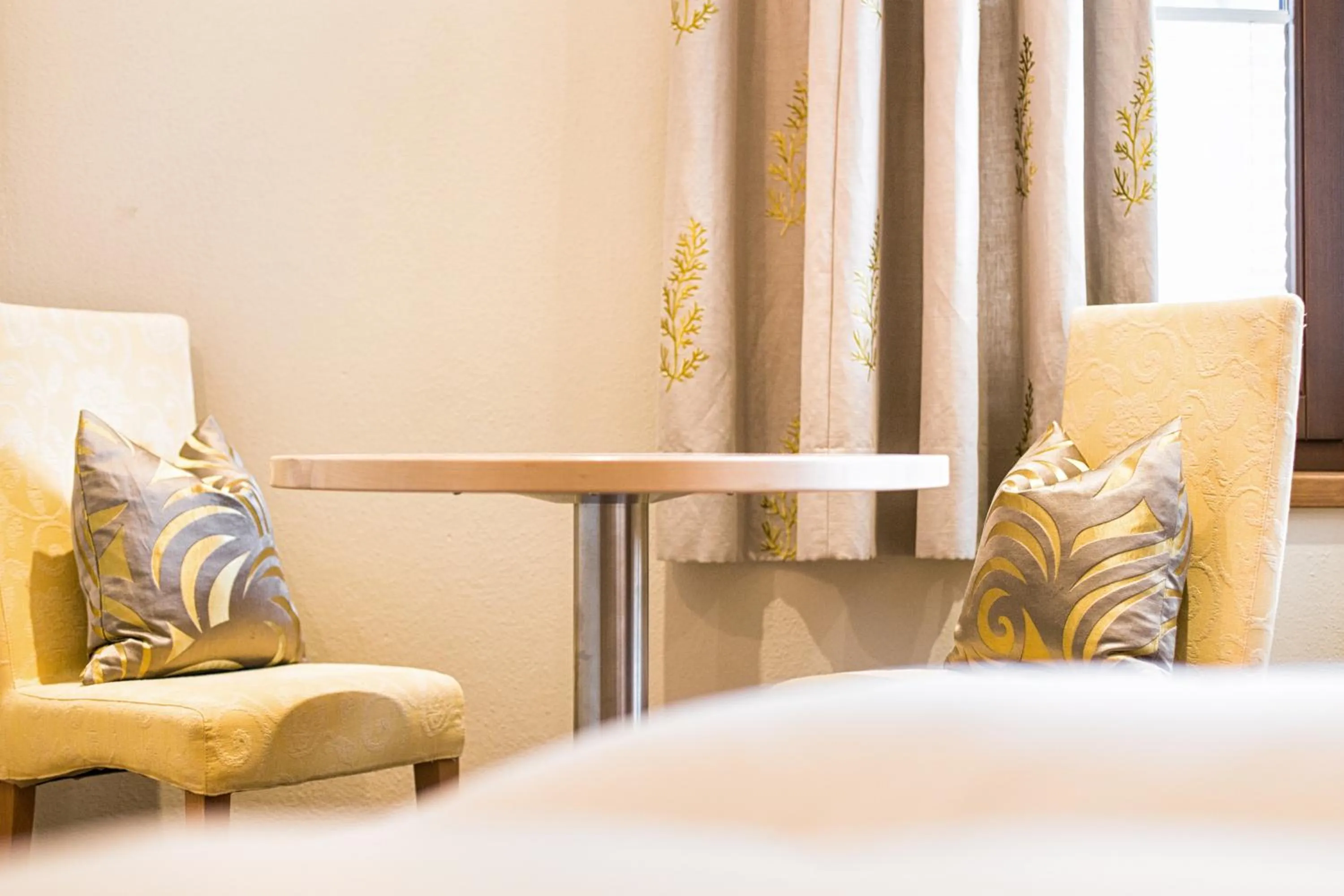 Seating area, Bed in Rosa Canina Superior