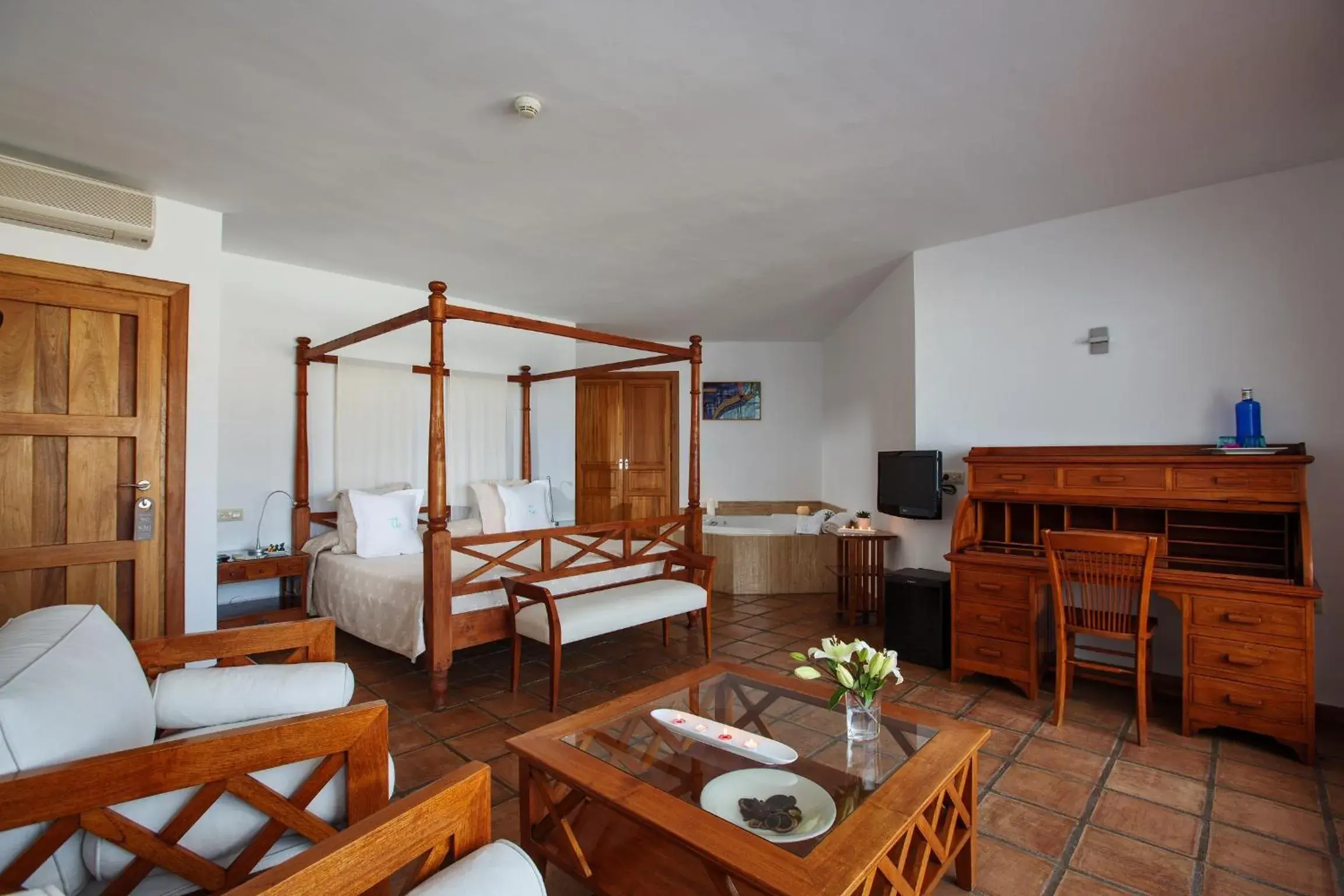 Suite with Sea View and Hydromassage Bath in Boutique Hotel El Tio Kiko Suite with Sea View and Hydromassage Bath in Boutique Hotel El Tio Kiko