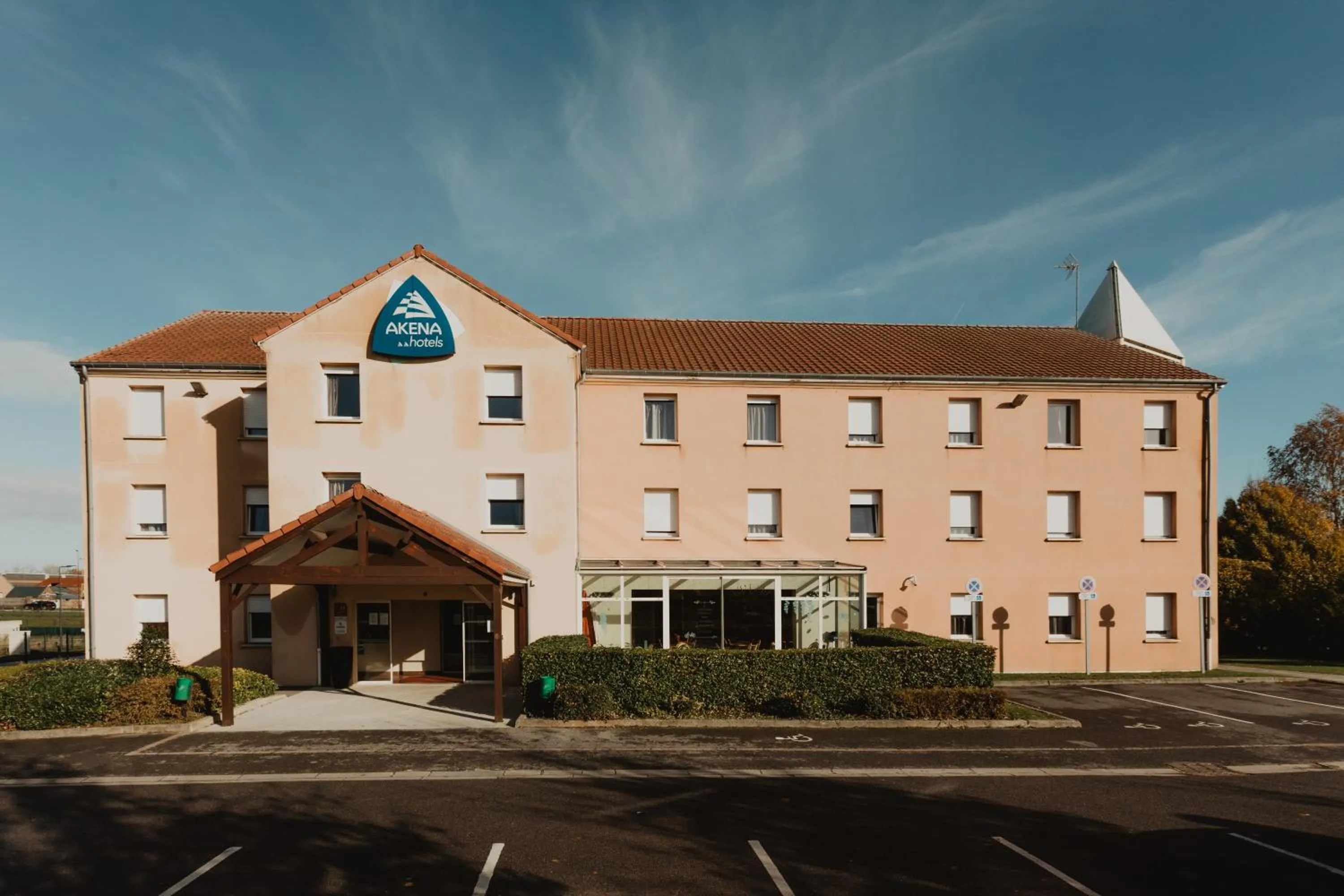 Facade/entrance in Hôtel Akena Caudry Cambrai