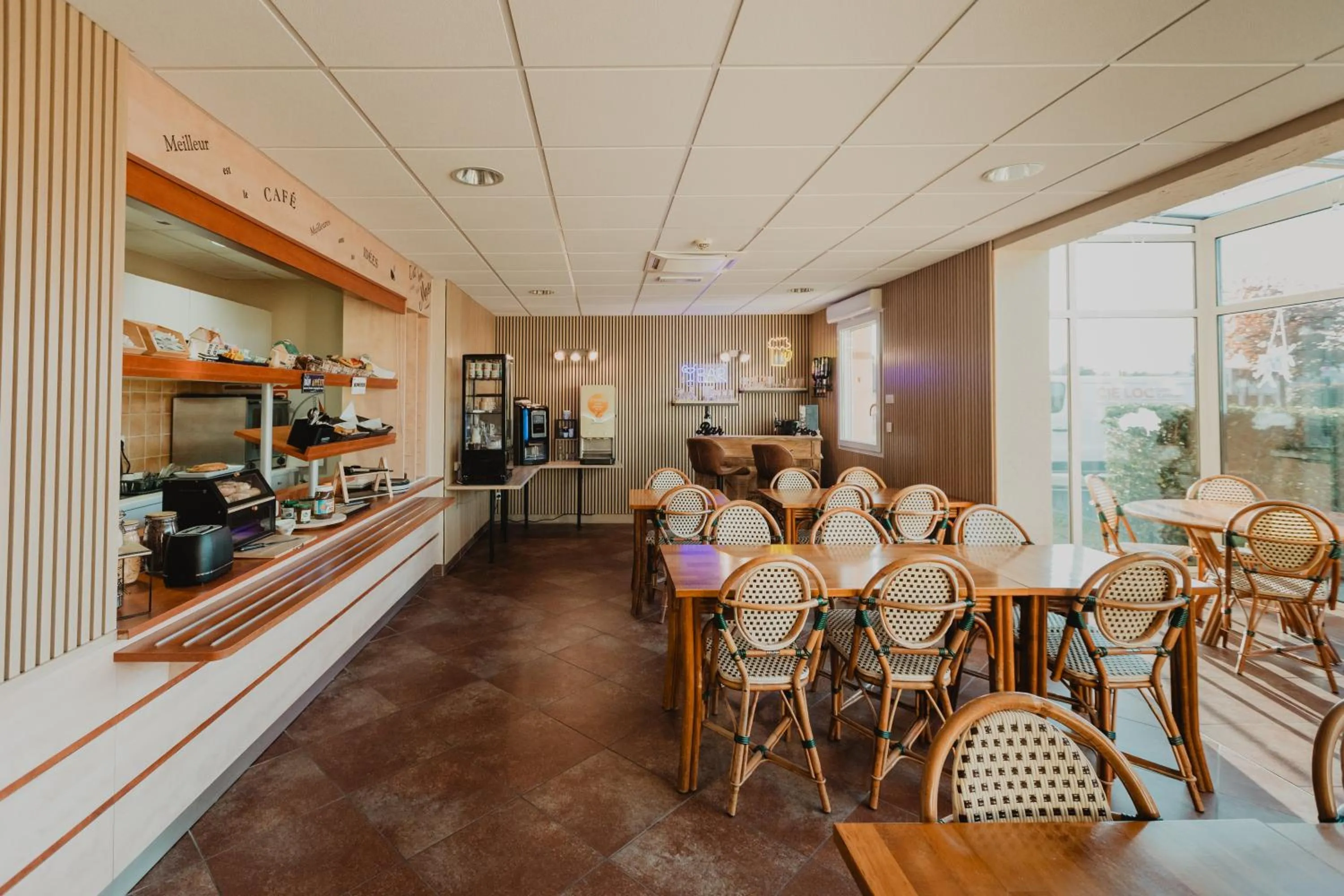 Breakfast in Hôtel Akena Caudry Cambrai