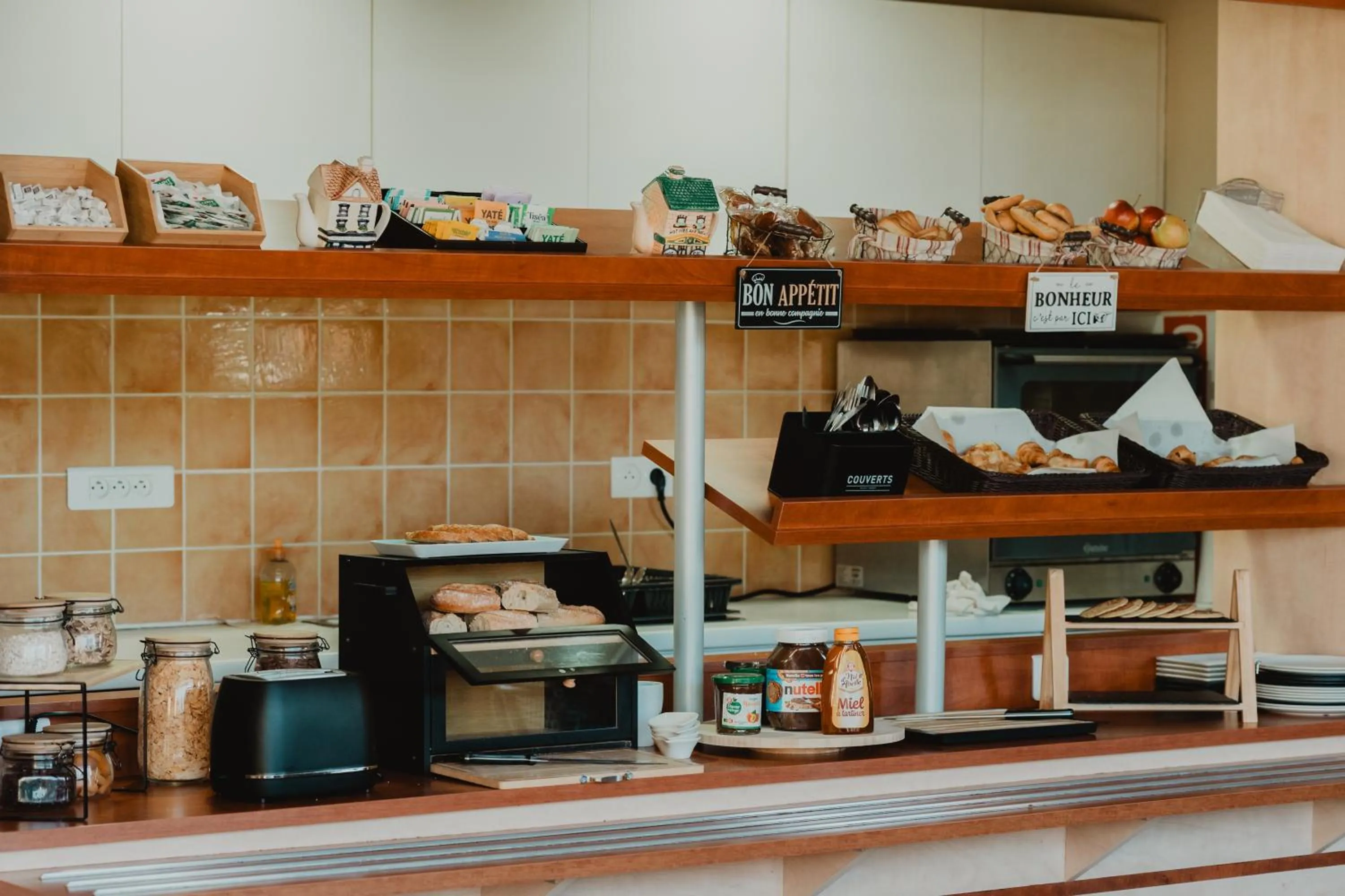 Buffet breakfast in Hôtel Akena Caudry Cambrai