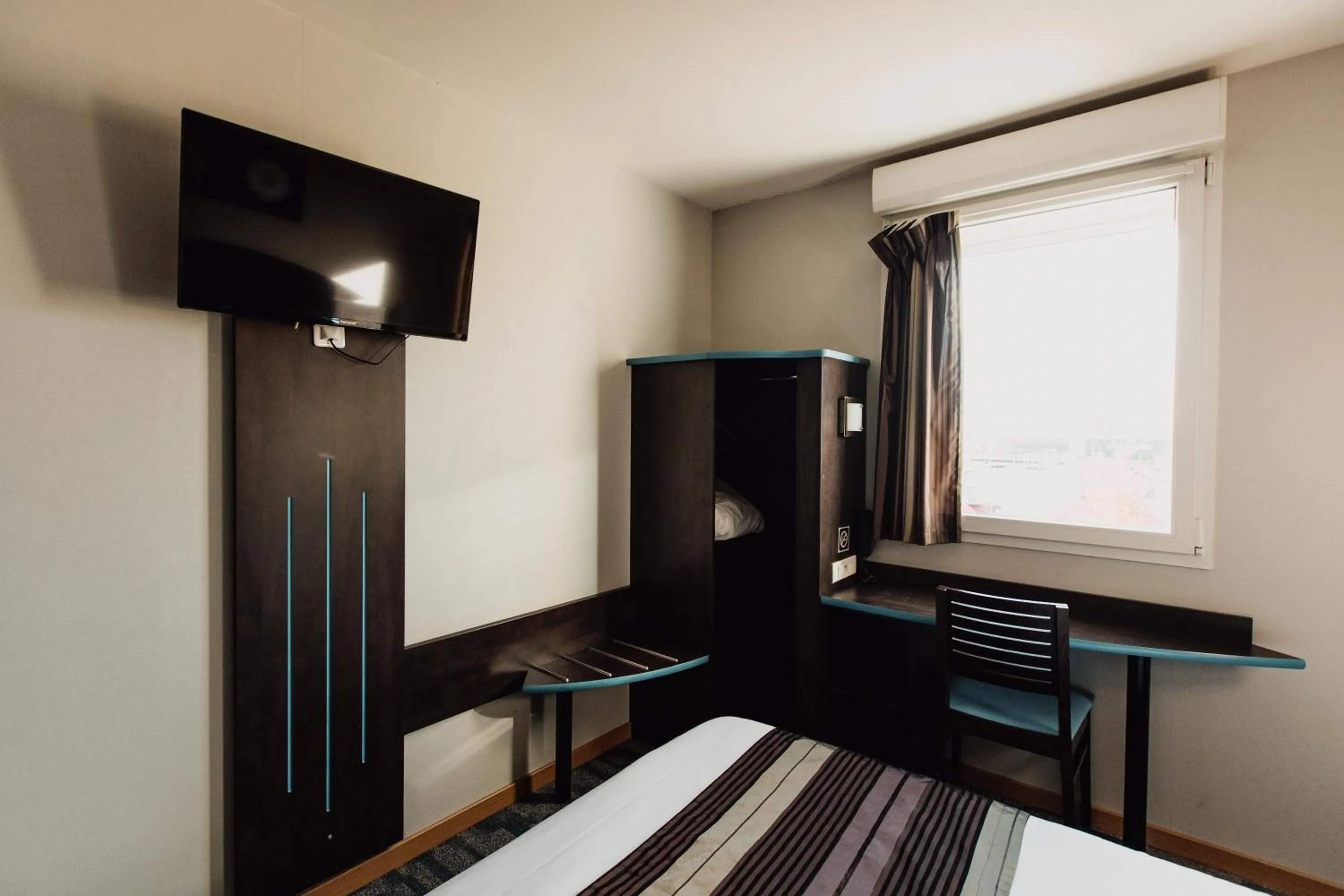 wardrobe, Bed in Hôtel Akena Caudry Cambrai