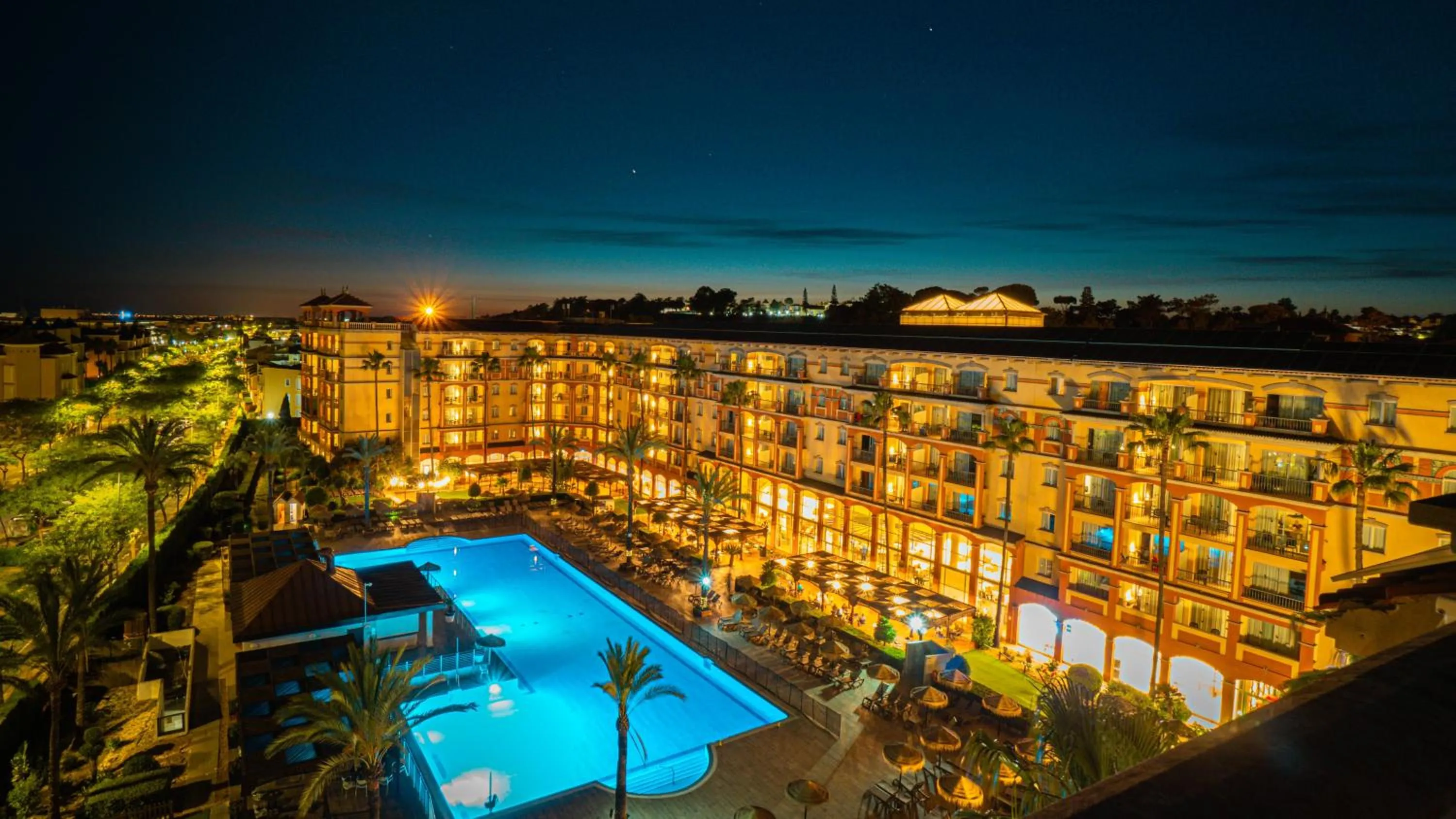 Swimming pool in Ohtels Islantilla