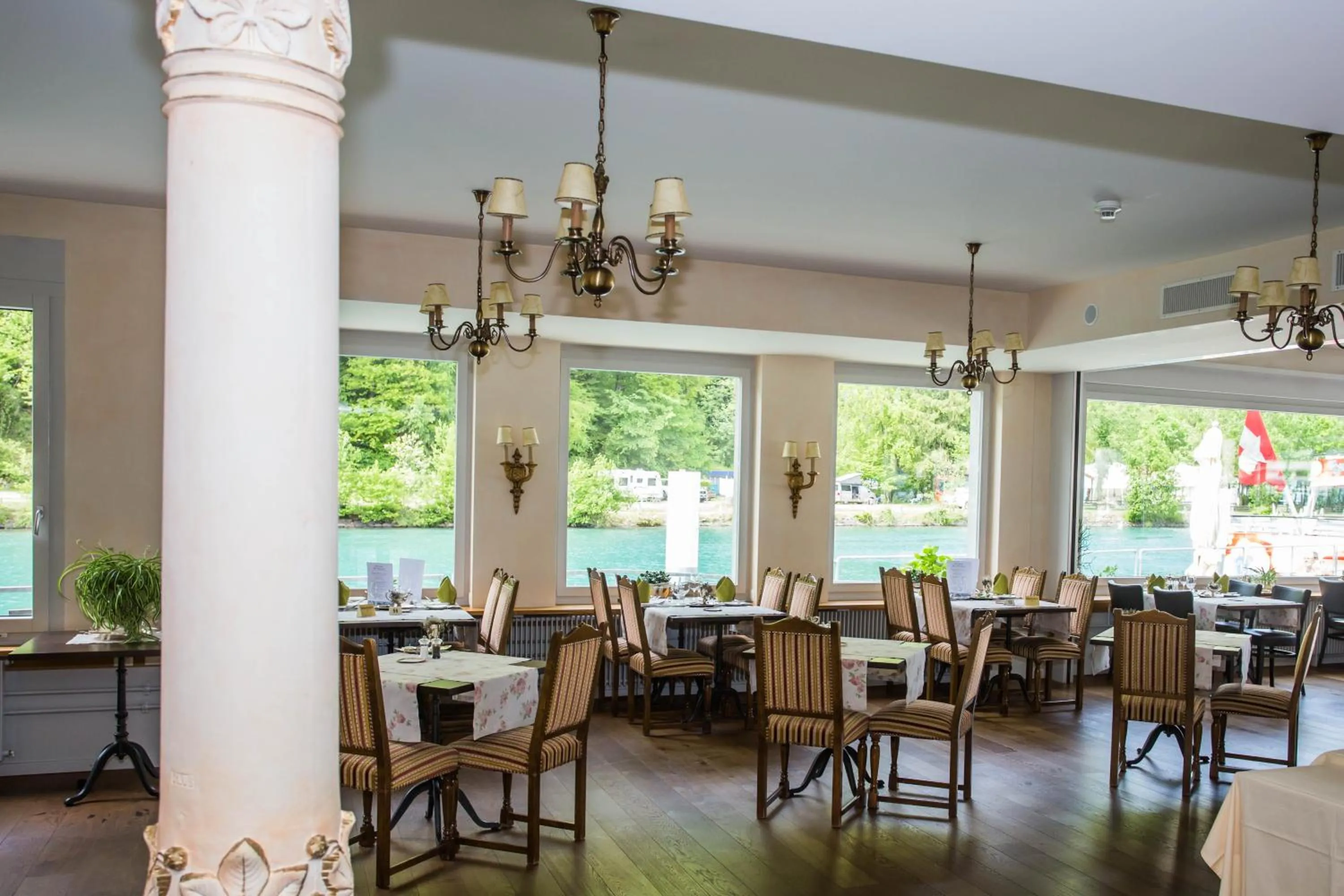 Restaurant/places to eat in Hotel Du Lac