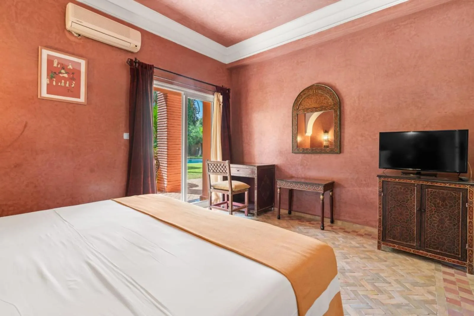 Communal lounge/ TV room, Bed in Villa Des 3 Golfs