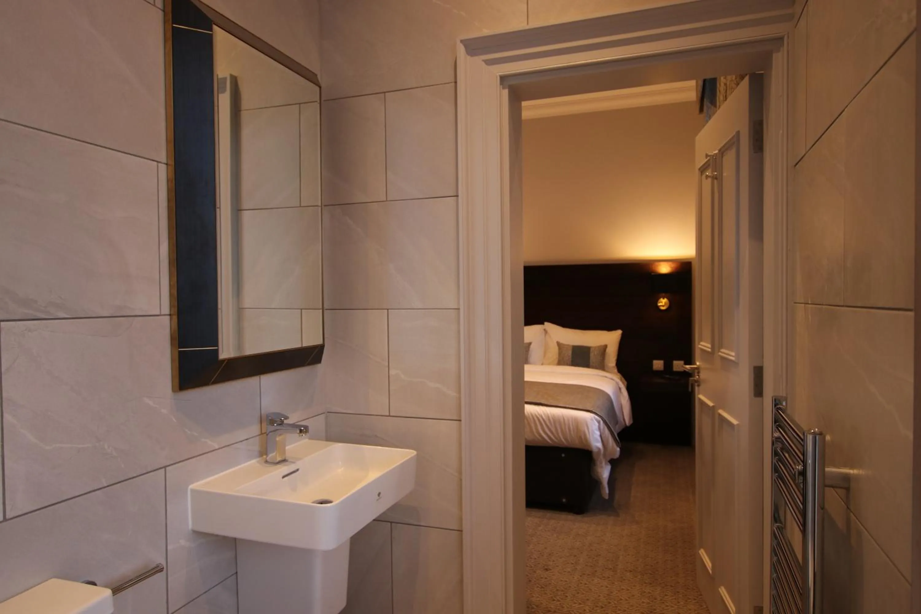 Shower, Bed in Castlecary House Hotel