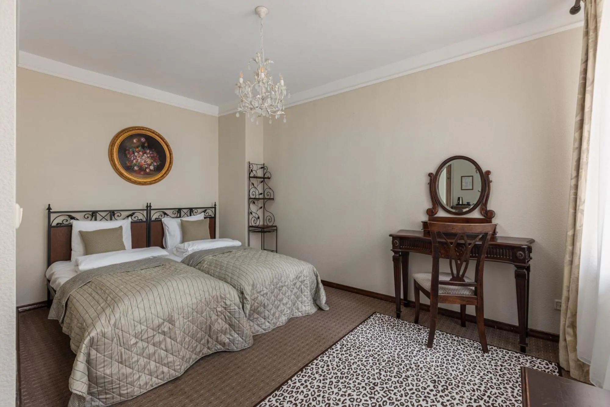 Twin Room with Private Bathroom in M5 self-service Boutique Hotel