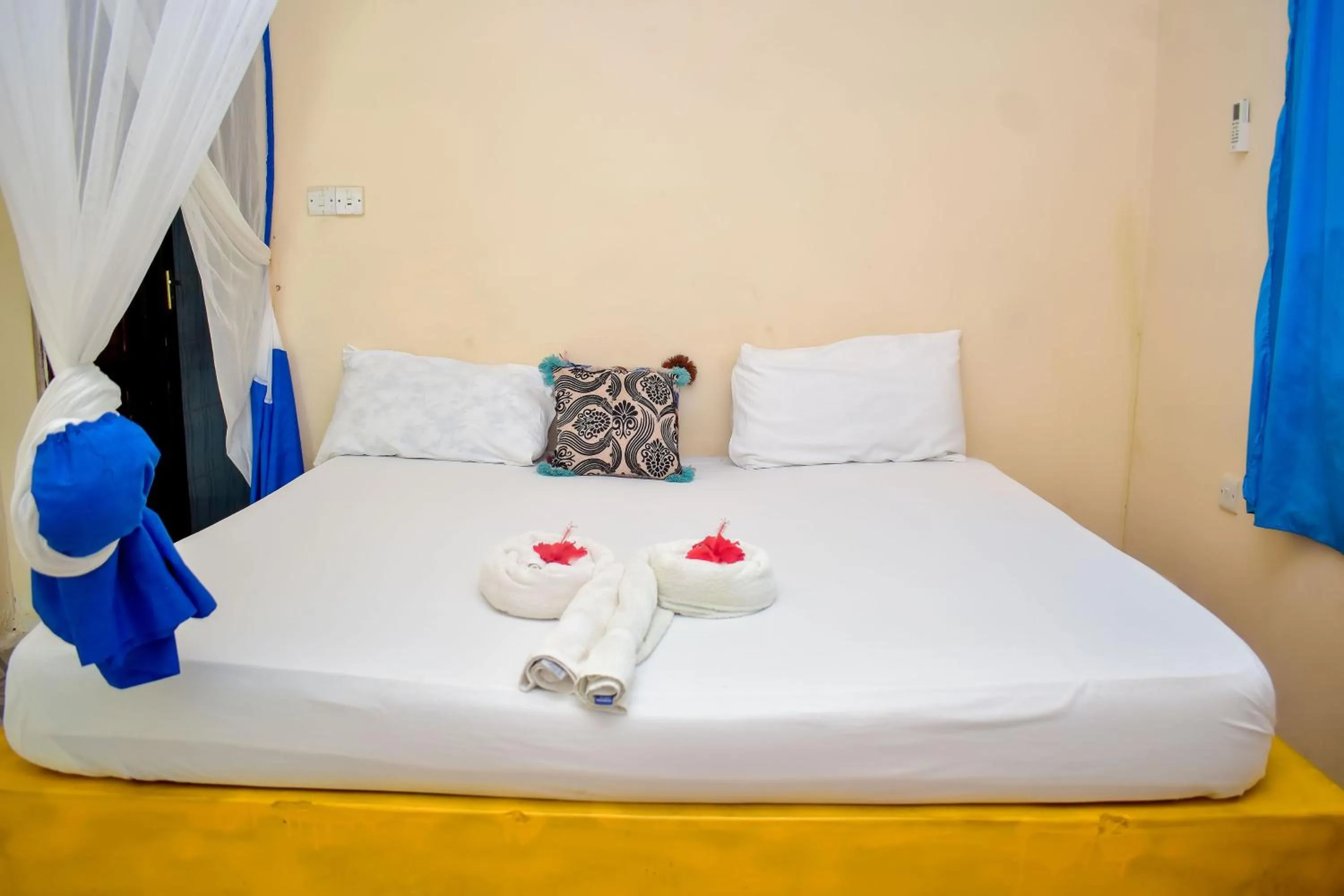 Bed in Blue Earth Beach Bungalow