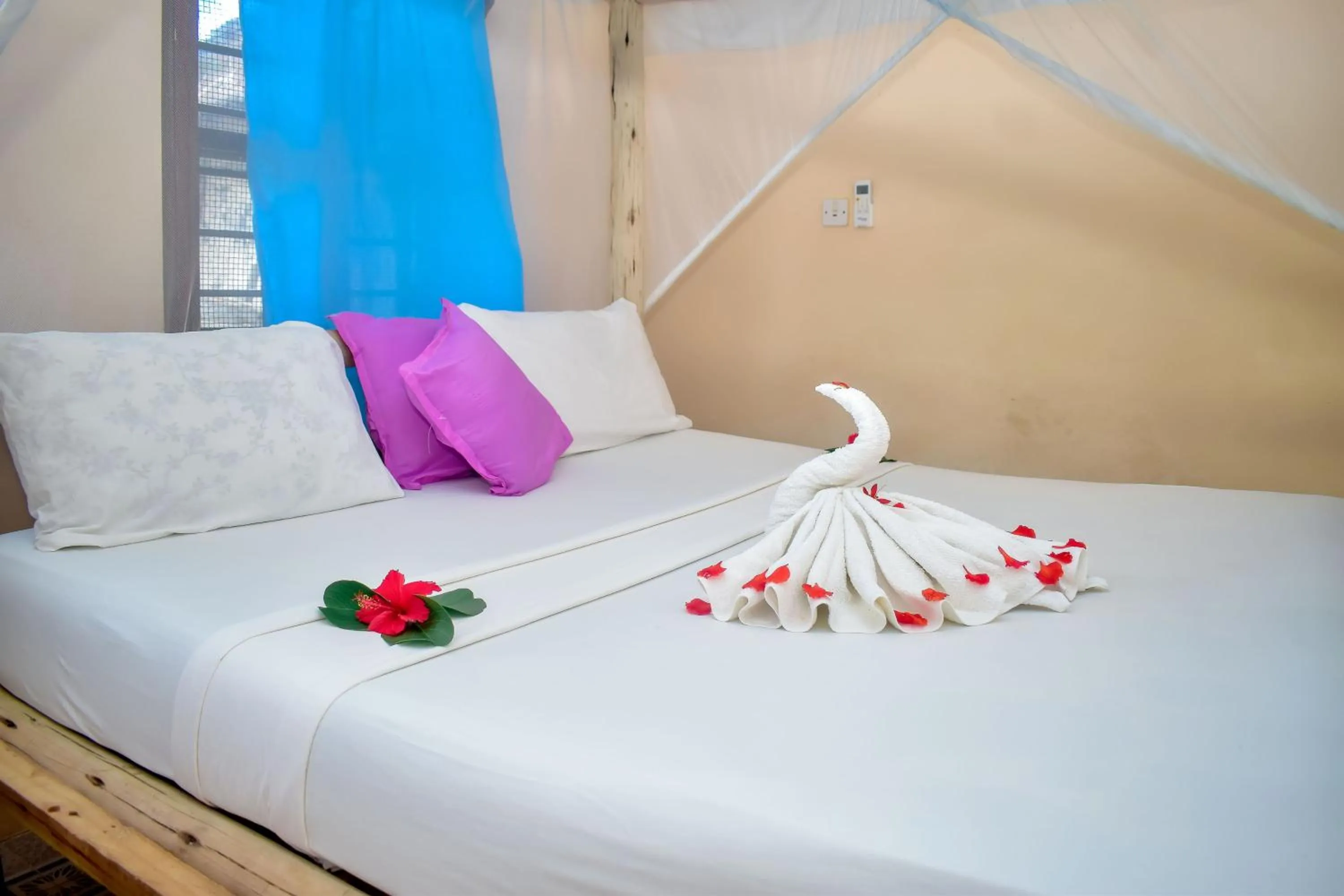 Bed in Blue Earth Beach Bungalow